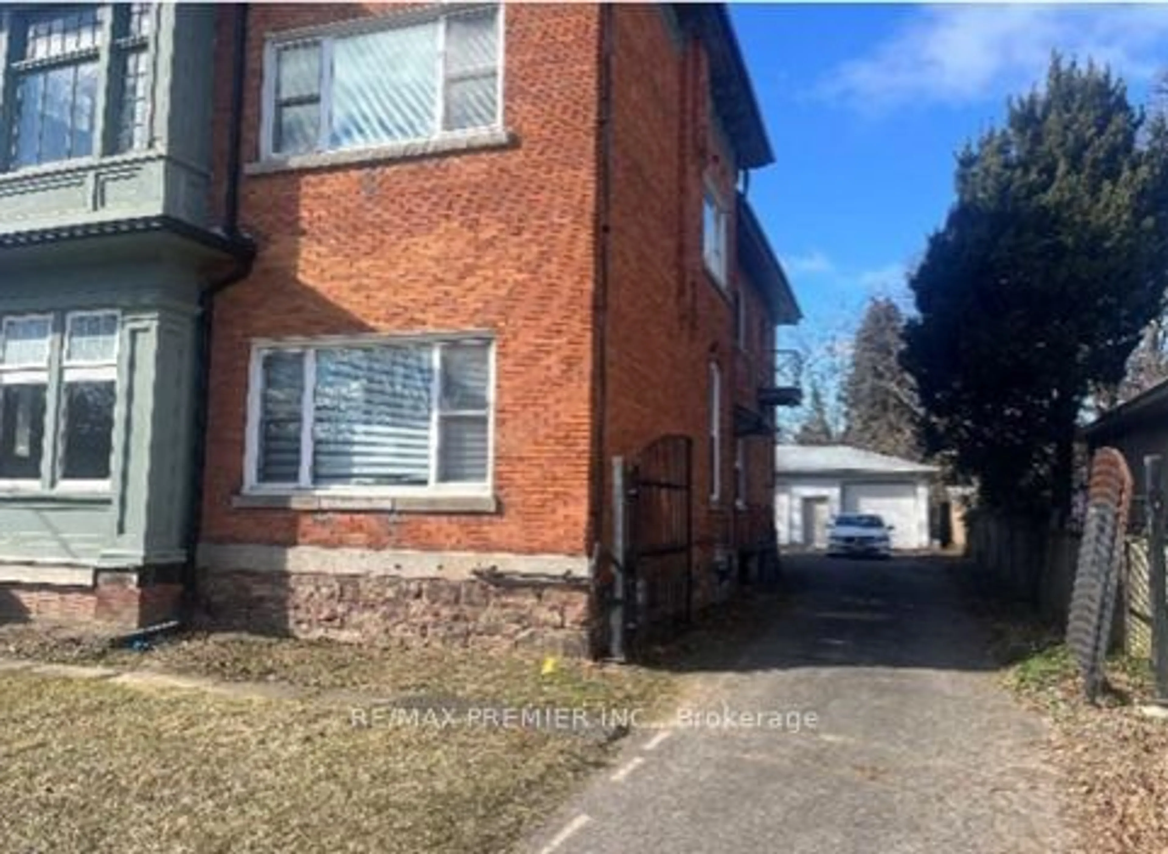 A pic from outside/outdoor area/front of a property/back of a property/a pic from drone, street for 151 Geneva St, St. Catharines Ontario L2R 4N7