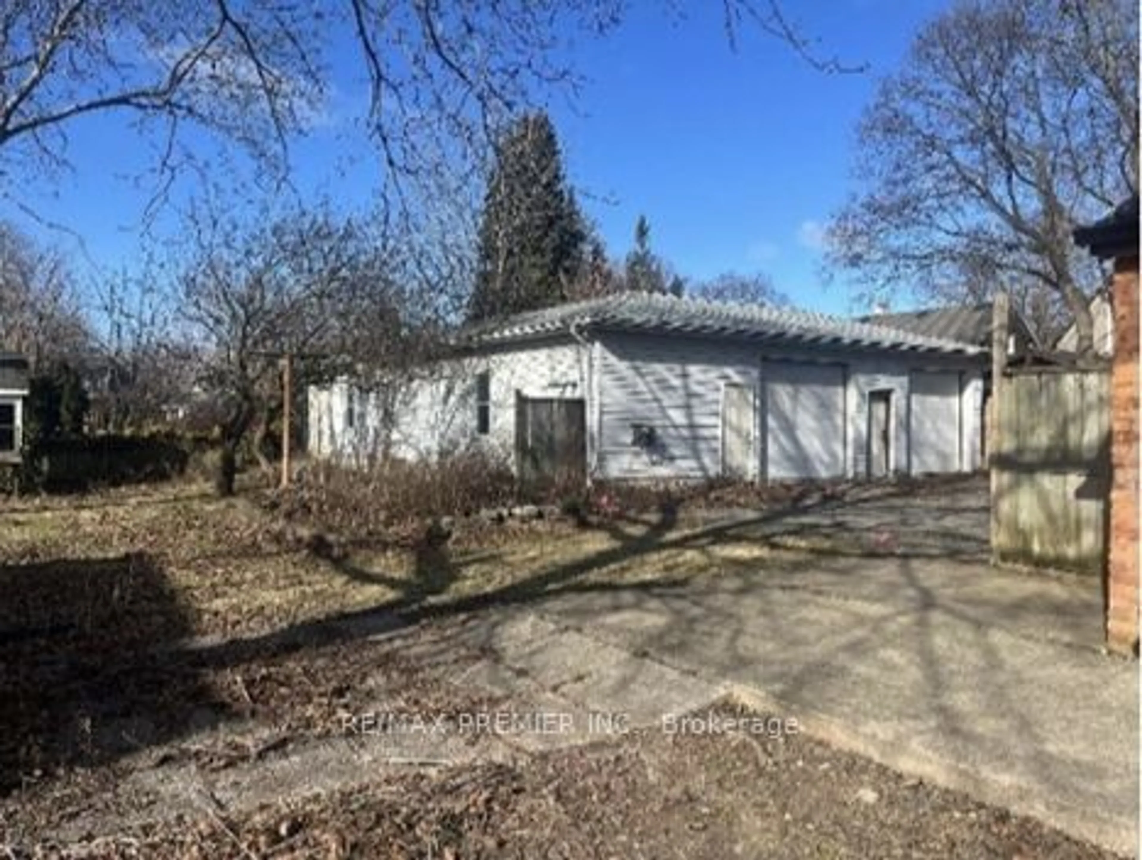 A pic from outside/outdoor area/front of a property/back of a property/a pic from drone, street for 151 Geneva St, St. Catharines Ontario L2R 4N7