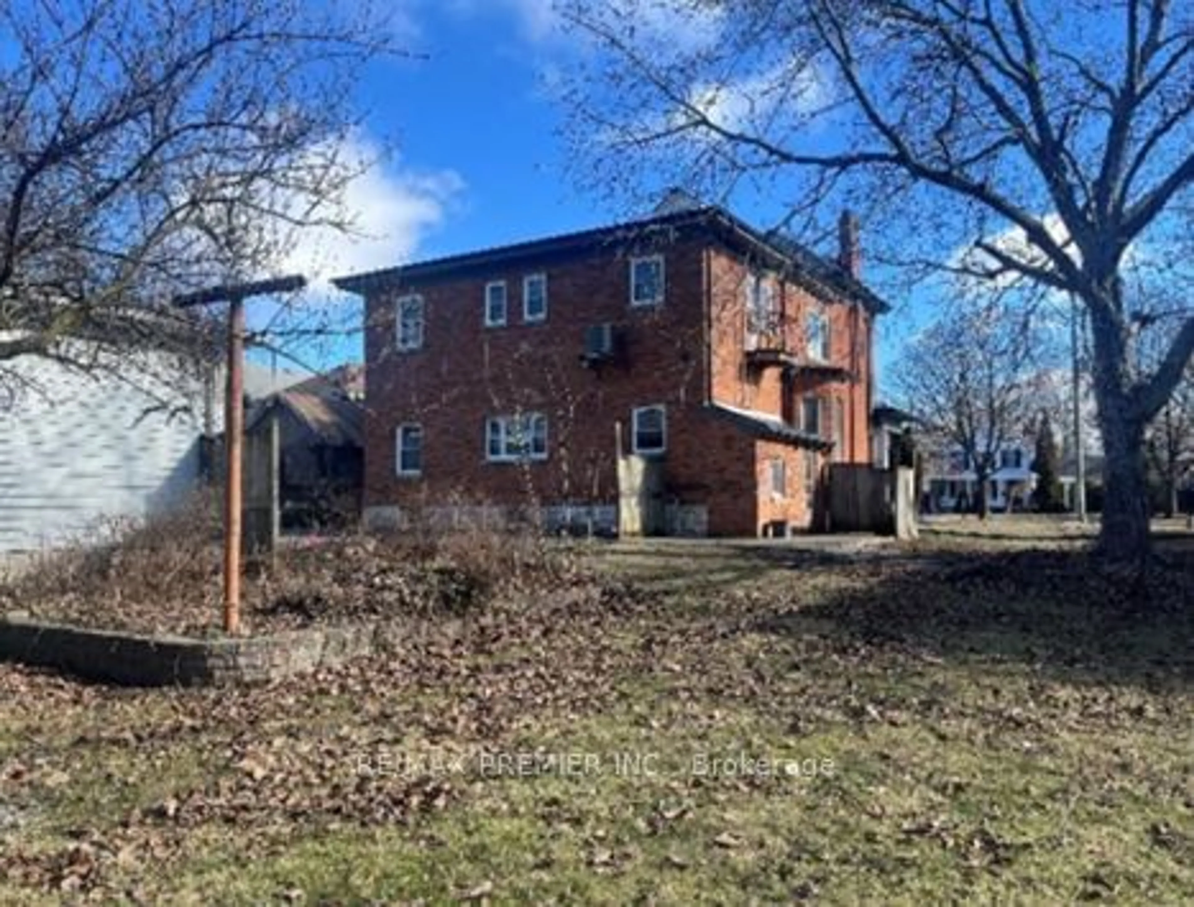 A pic from outside/outdoor area/front of a property/back of a property/a pic from drone, building for 151 Geneva St, St. Catharines Ontario L2R 4N7