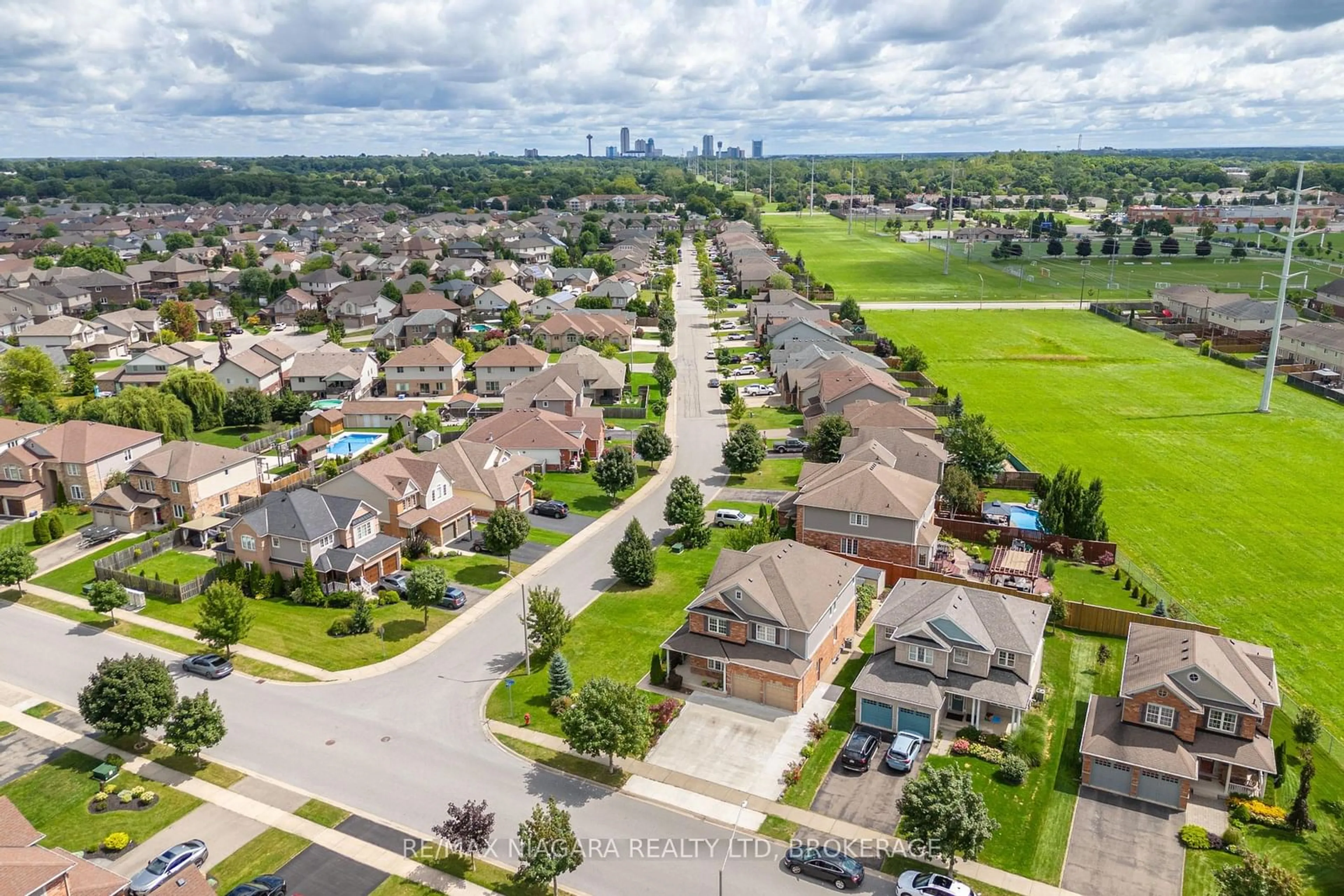 A pic from outside/outdoor area/front of a property/back of a property/a pic from drone, street for 8760 Milomir St, Niagara Falls Ontario L2H 0C6