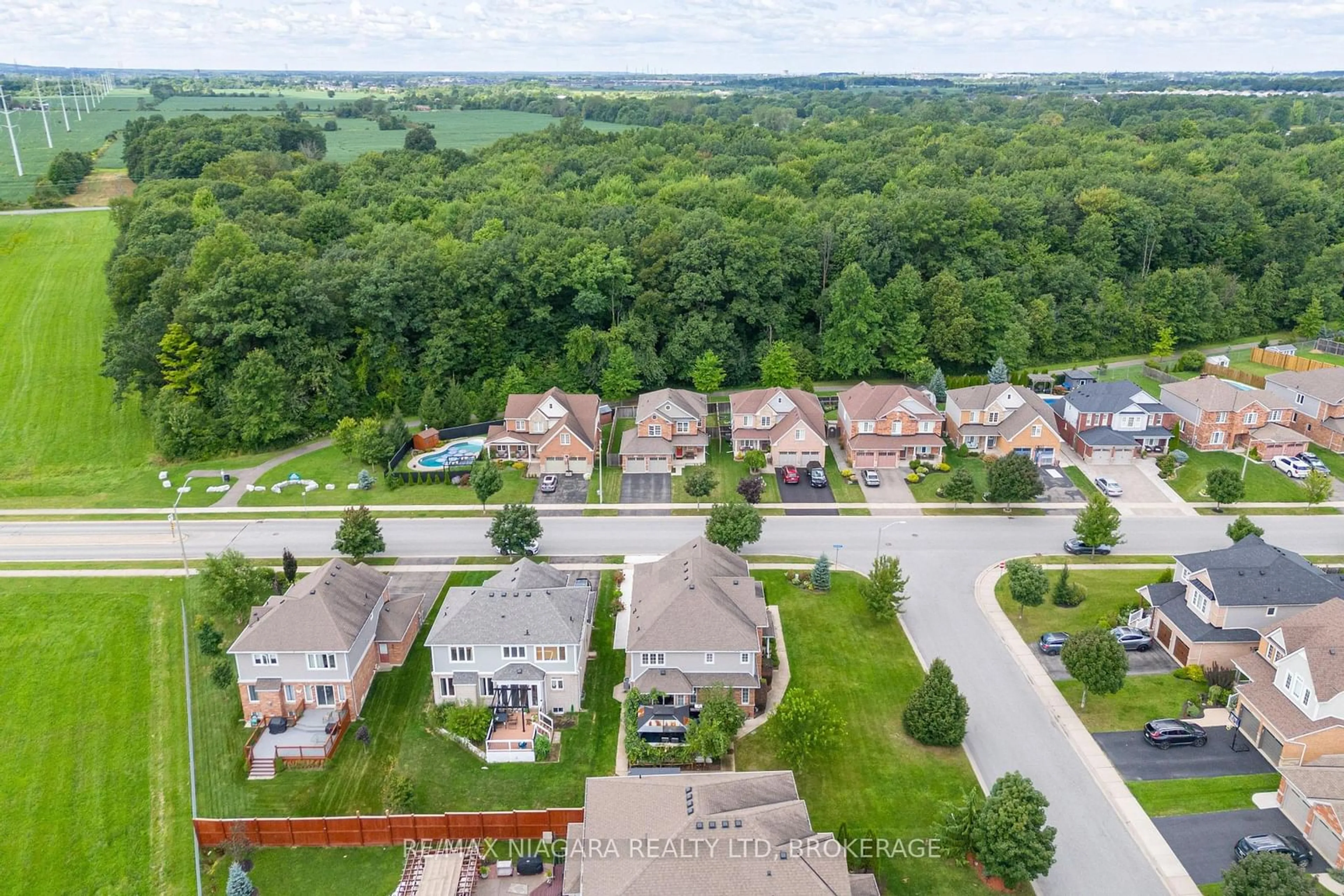 A pic from outside/outdoor area/front of a property/back of a property/a pic from drone, unknown for 8760 Milomir St, Niagara Falls Ontario L2H 0C6