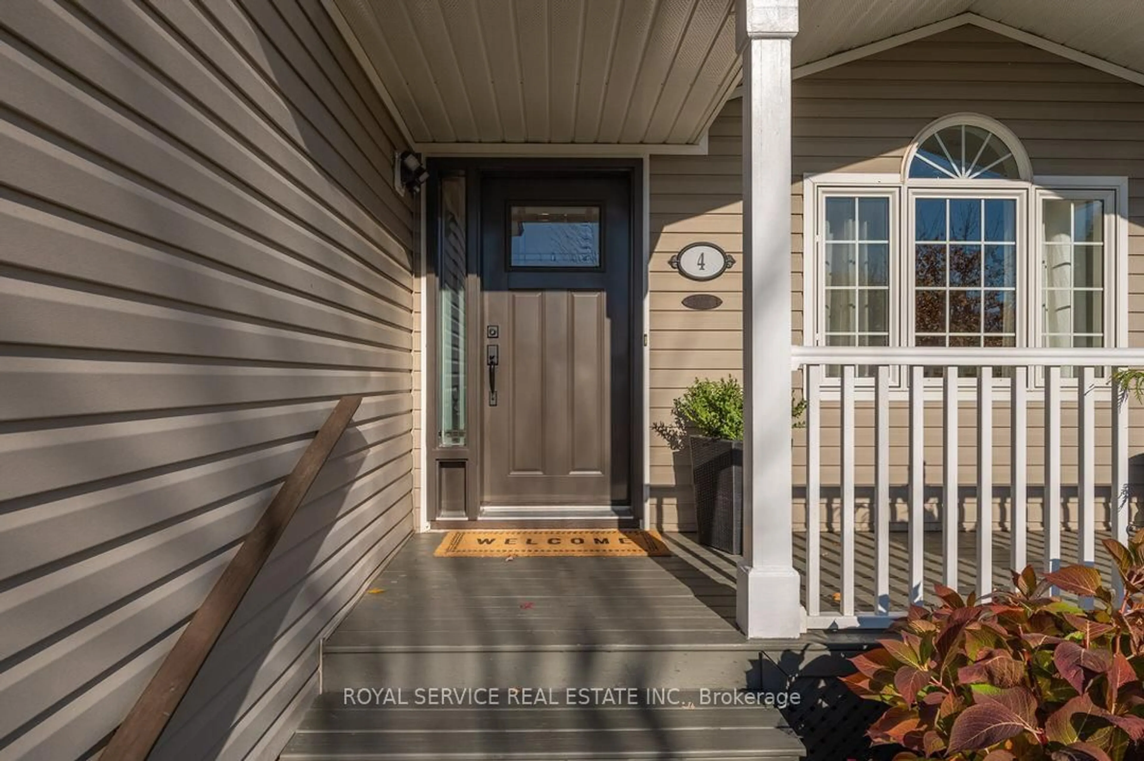 Indoor entryway for 4 Baxter Pl, Port Hope Ontario L1A 4J7