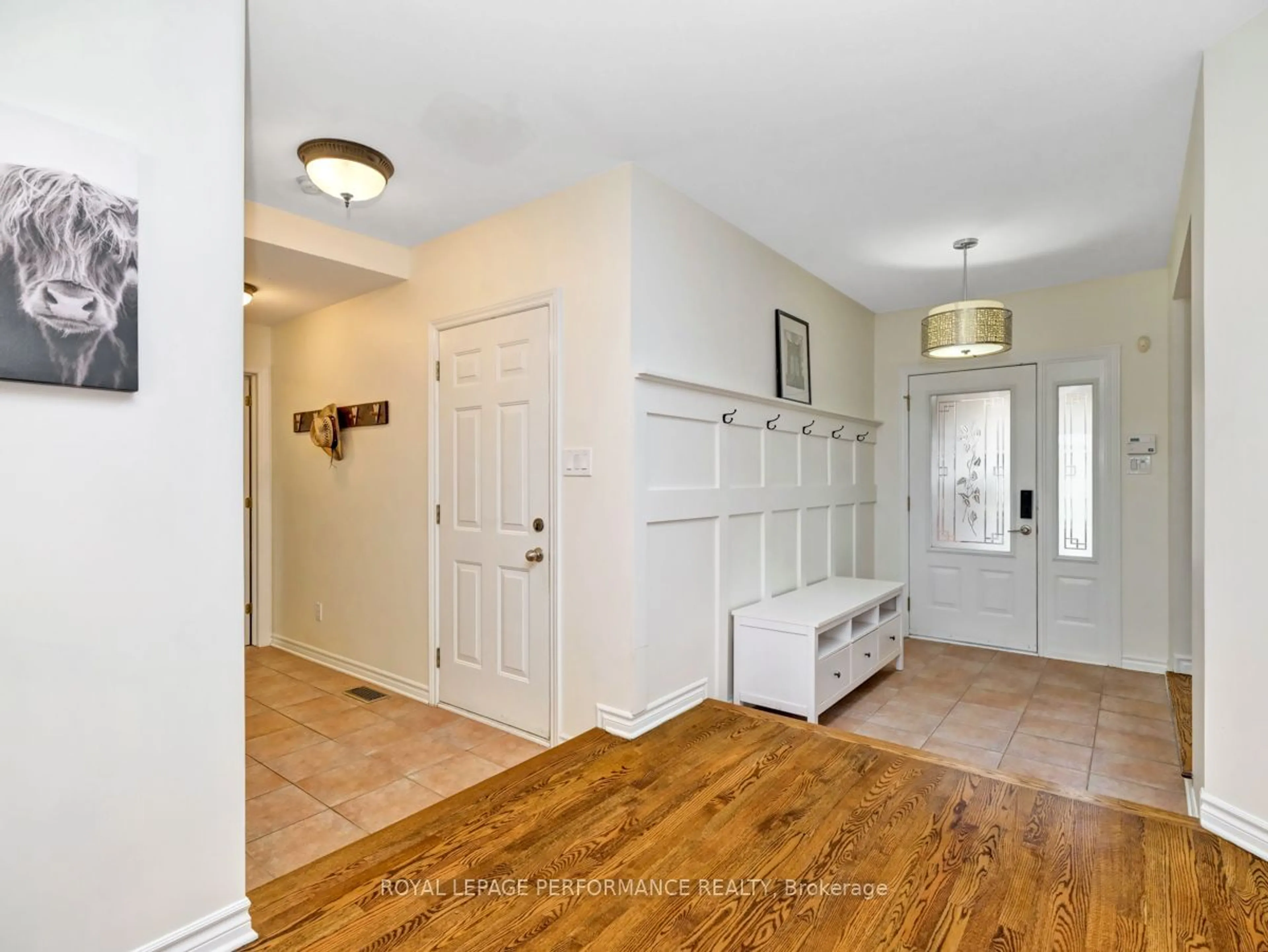 Indoor entryway for 25 CAMPBELL Crt, Russell Ontario K4R 1G7