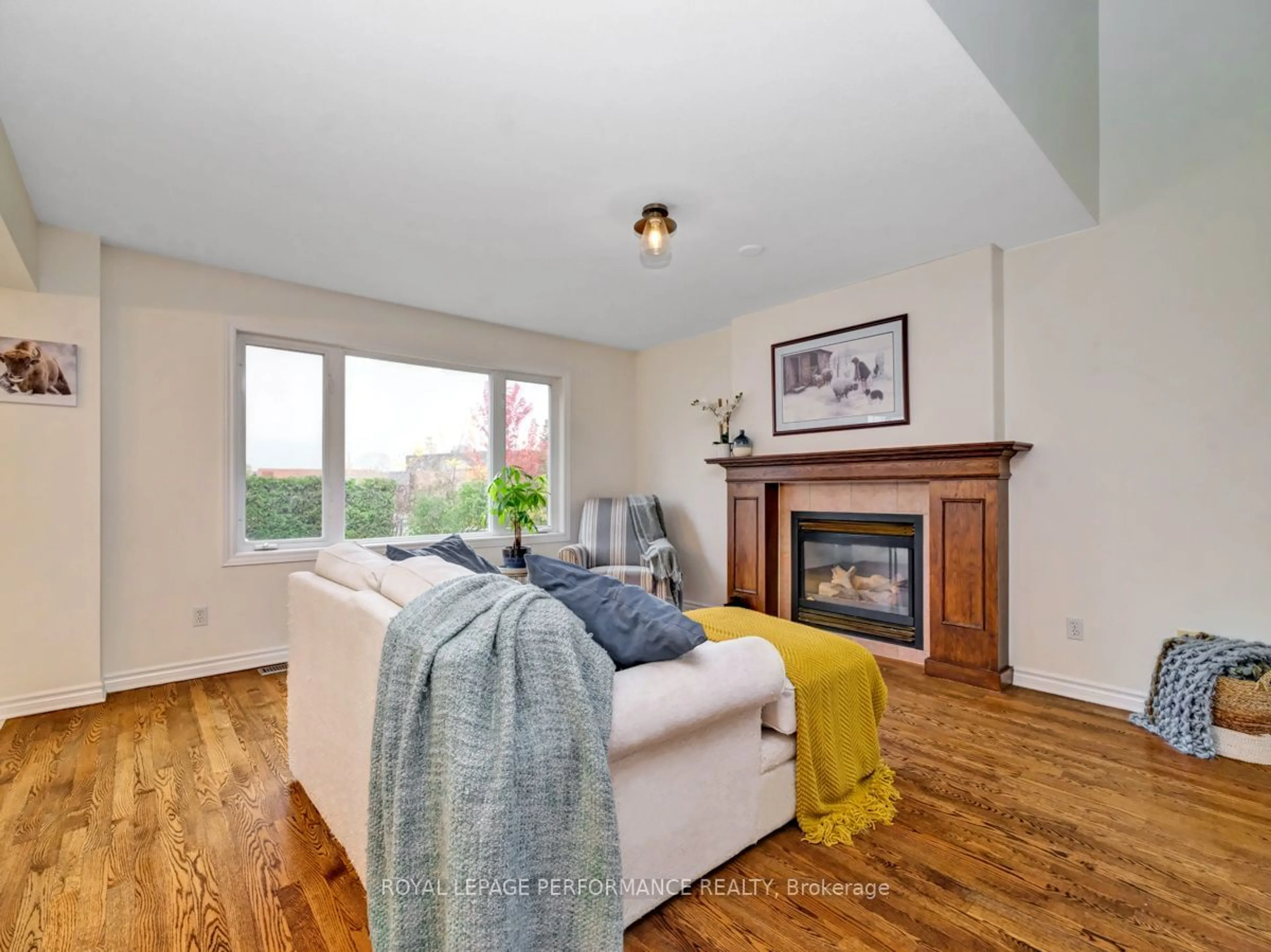 Living room with furniture, wood/laminate floor for 25 CAMPBELL Crt, Russell Ontario K4R 1G7