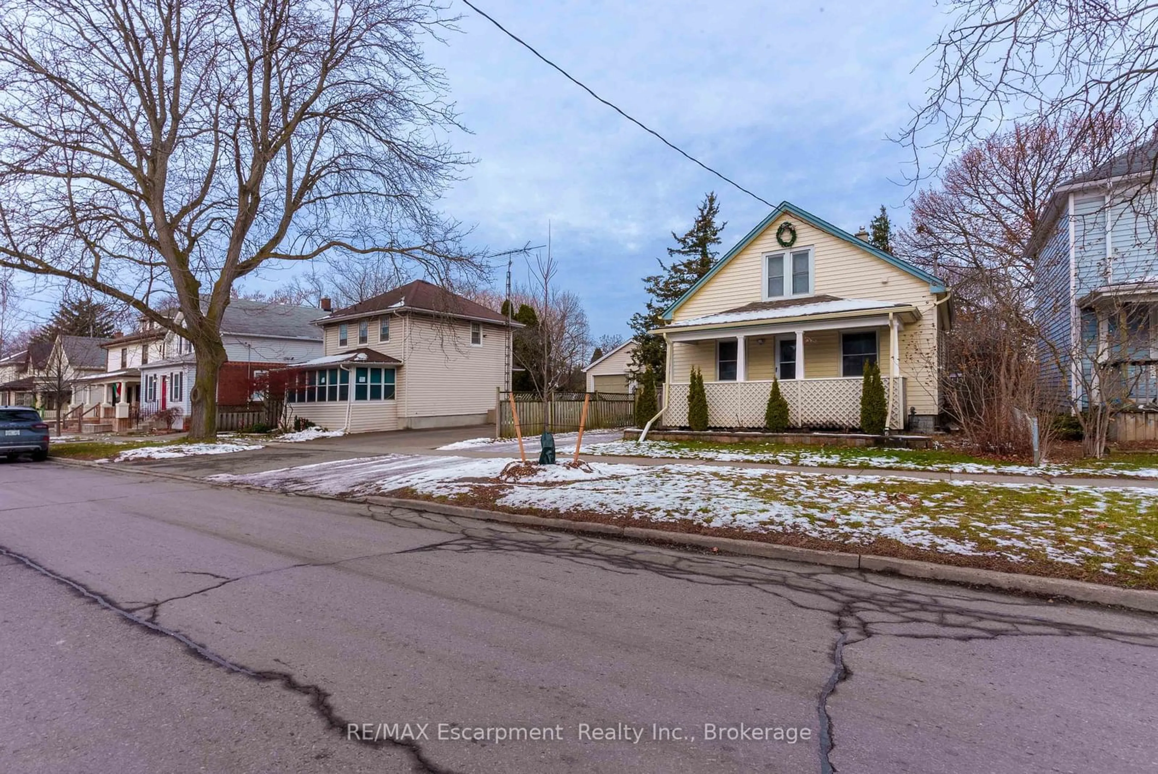 A pic from outside/outdoor area/front of a property/back of a property/a pic from drone, street for 253 Russell Ave, St. Catharines Ontario L2R 1X1