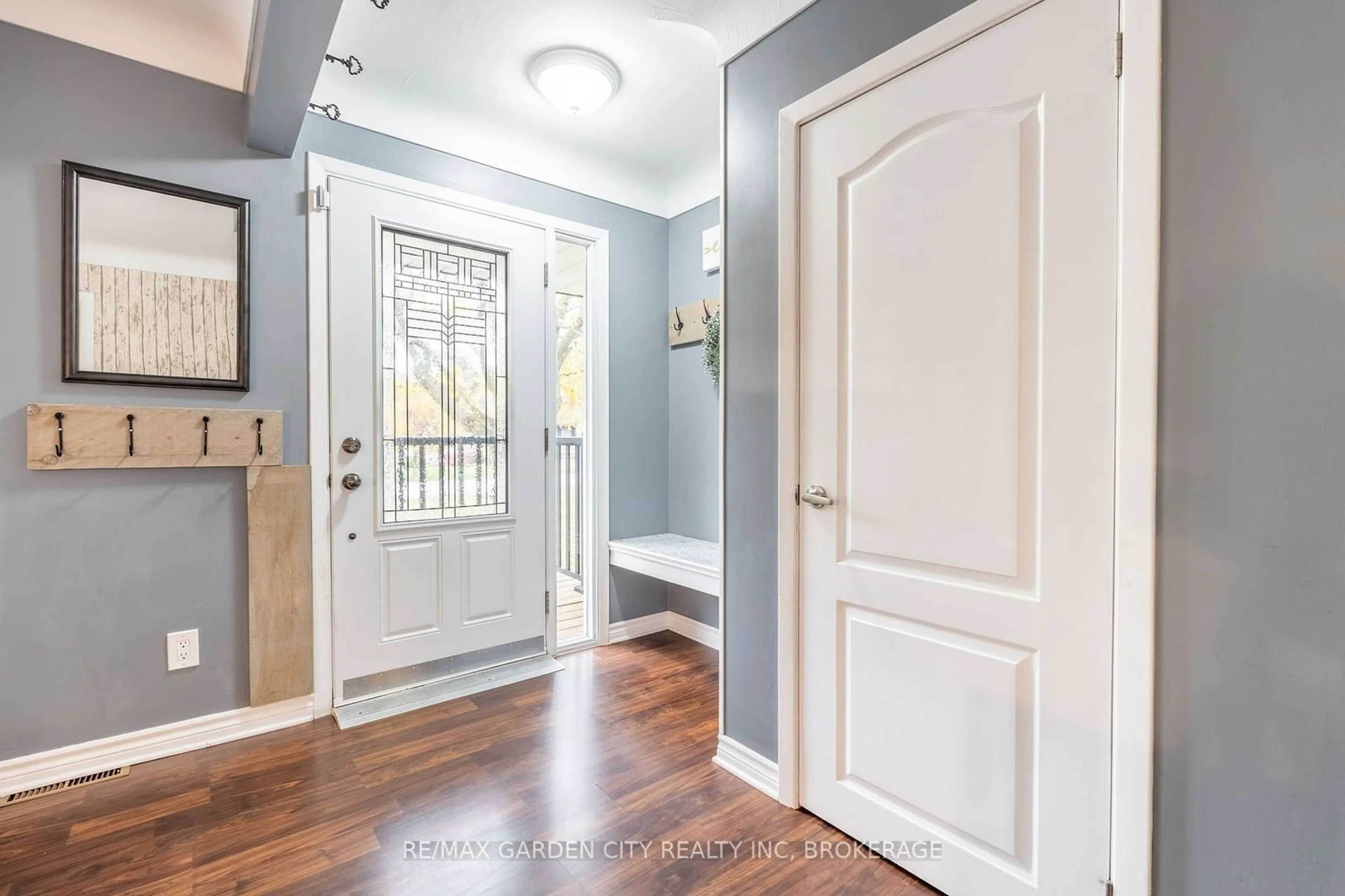 Indoor entryway for 29 Southdale Dr, St. Catharines Ontario L2M 3N3