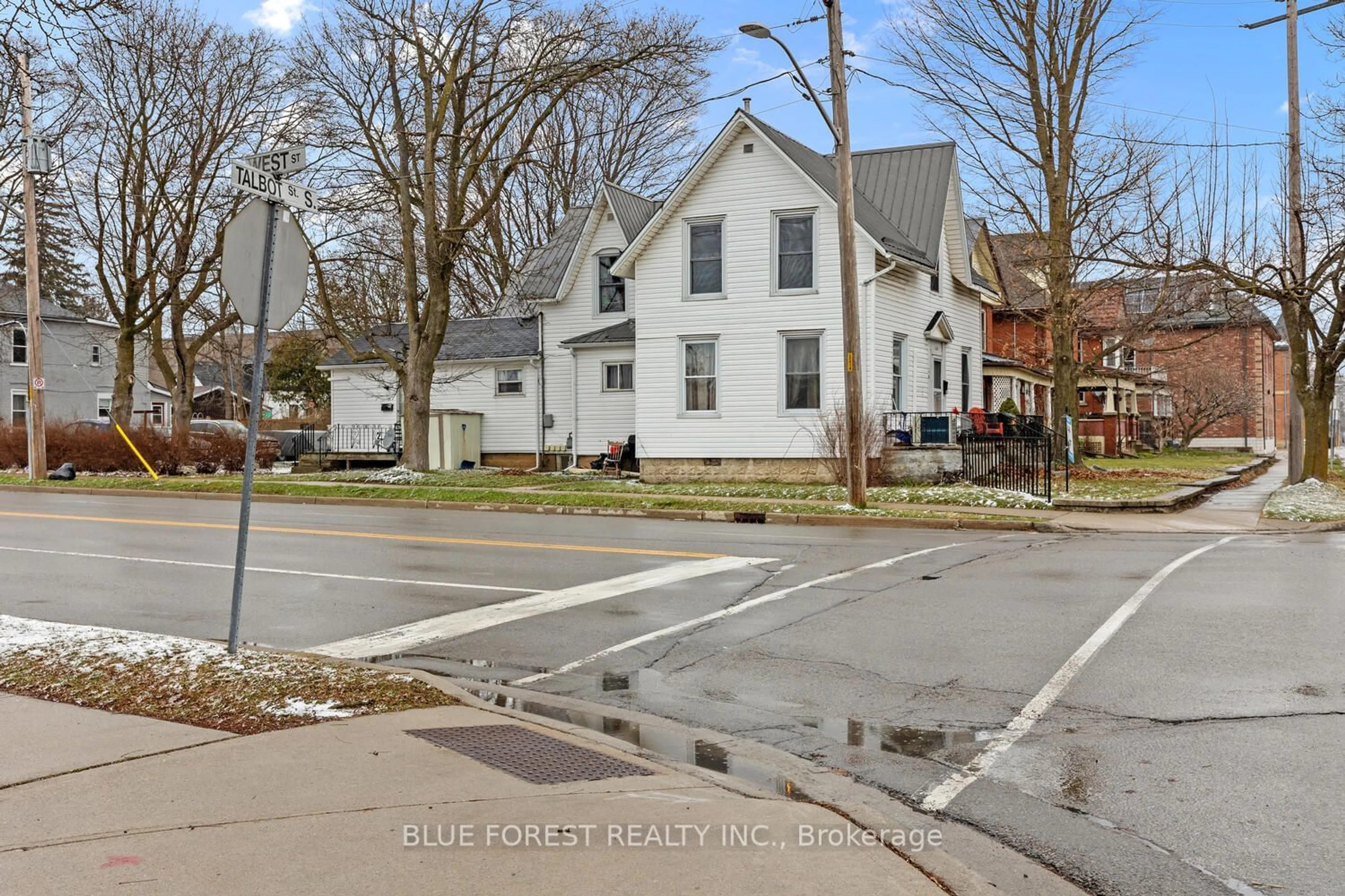 A pic from outside/outdoor area/front of a property/back of a property/a pic from drone, street for 32 Talbot St, Norfolk Ontario N3Y 2Z2