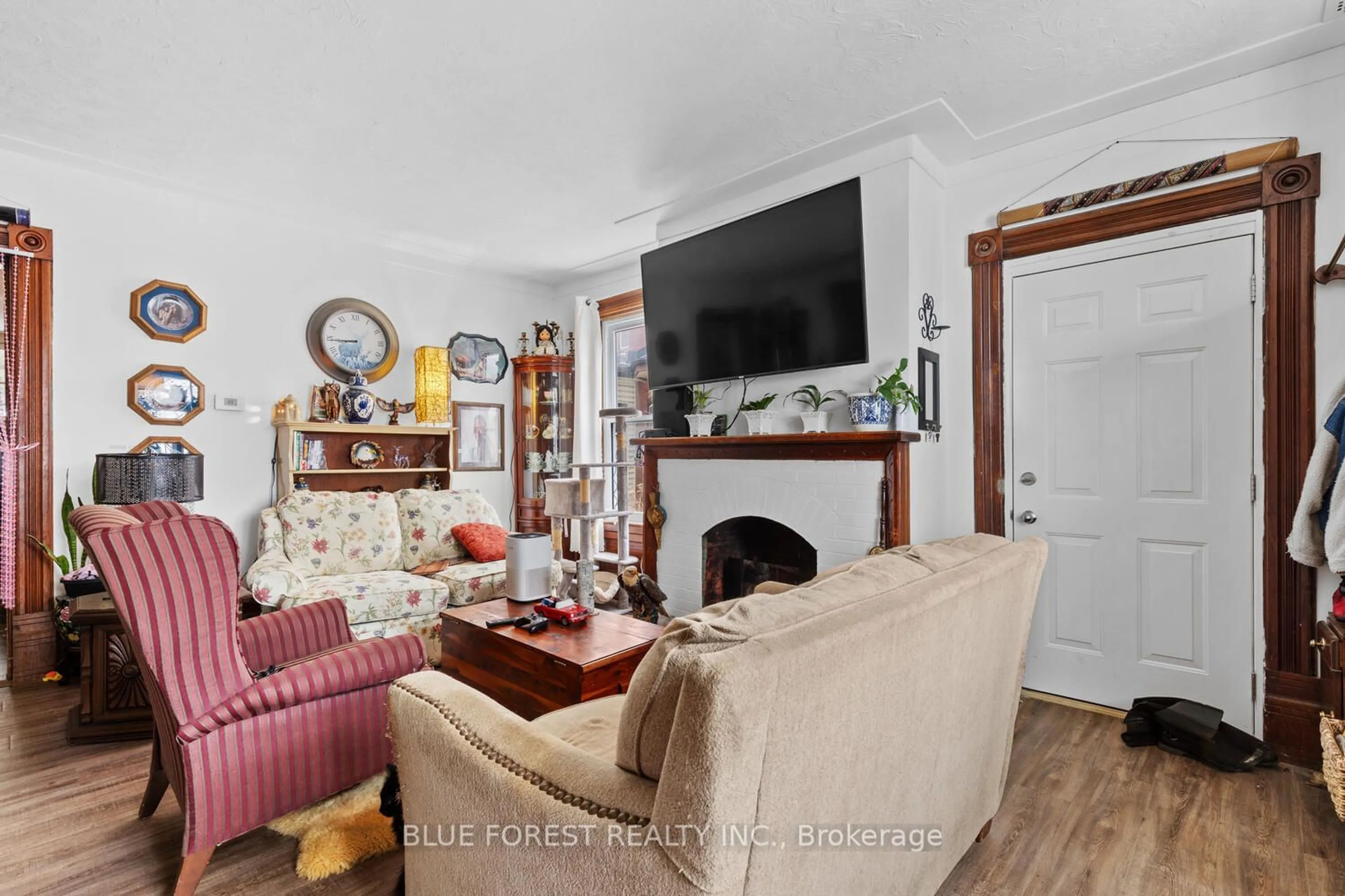 Living room with furniture, unknown for 32 Talbot St, Norfolk Ontario N3Y 2Z2