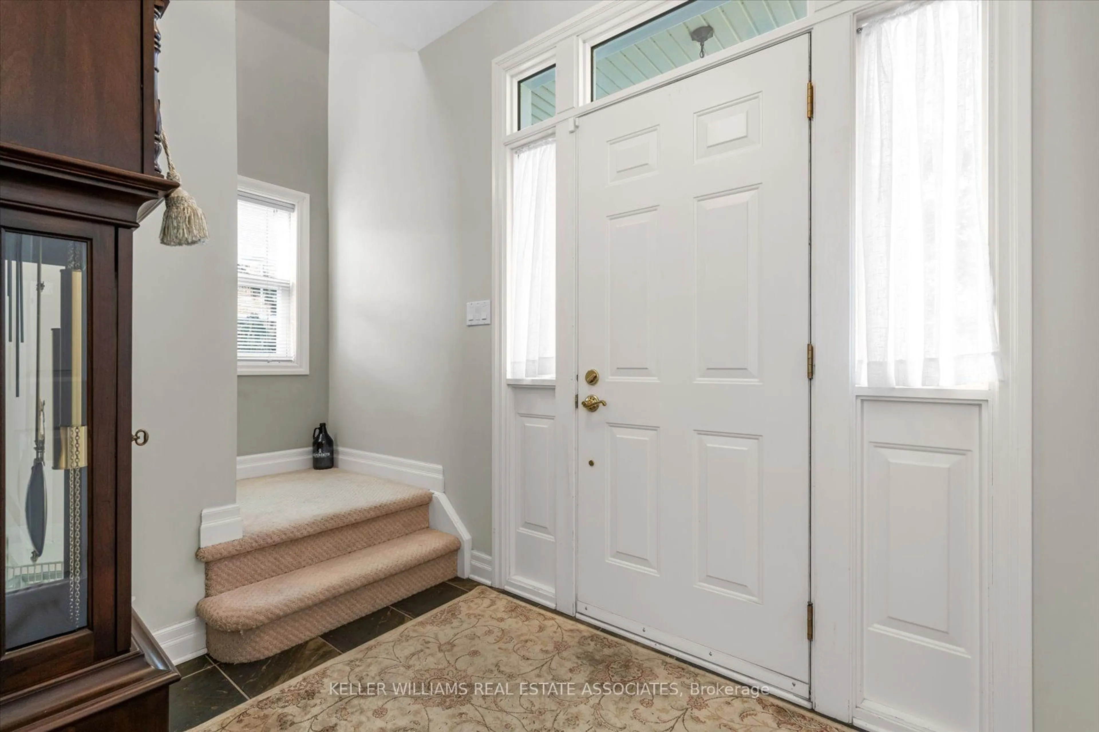 Indoor entryway for 31 Balmoral Dr, Niagara-on-the-Lake Ontario L0S 1J0