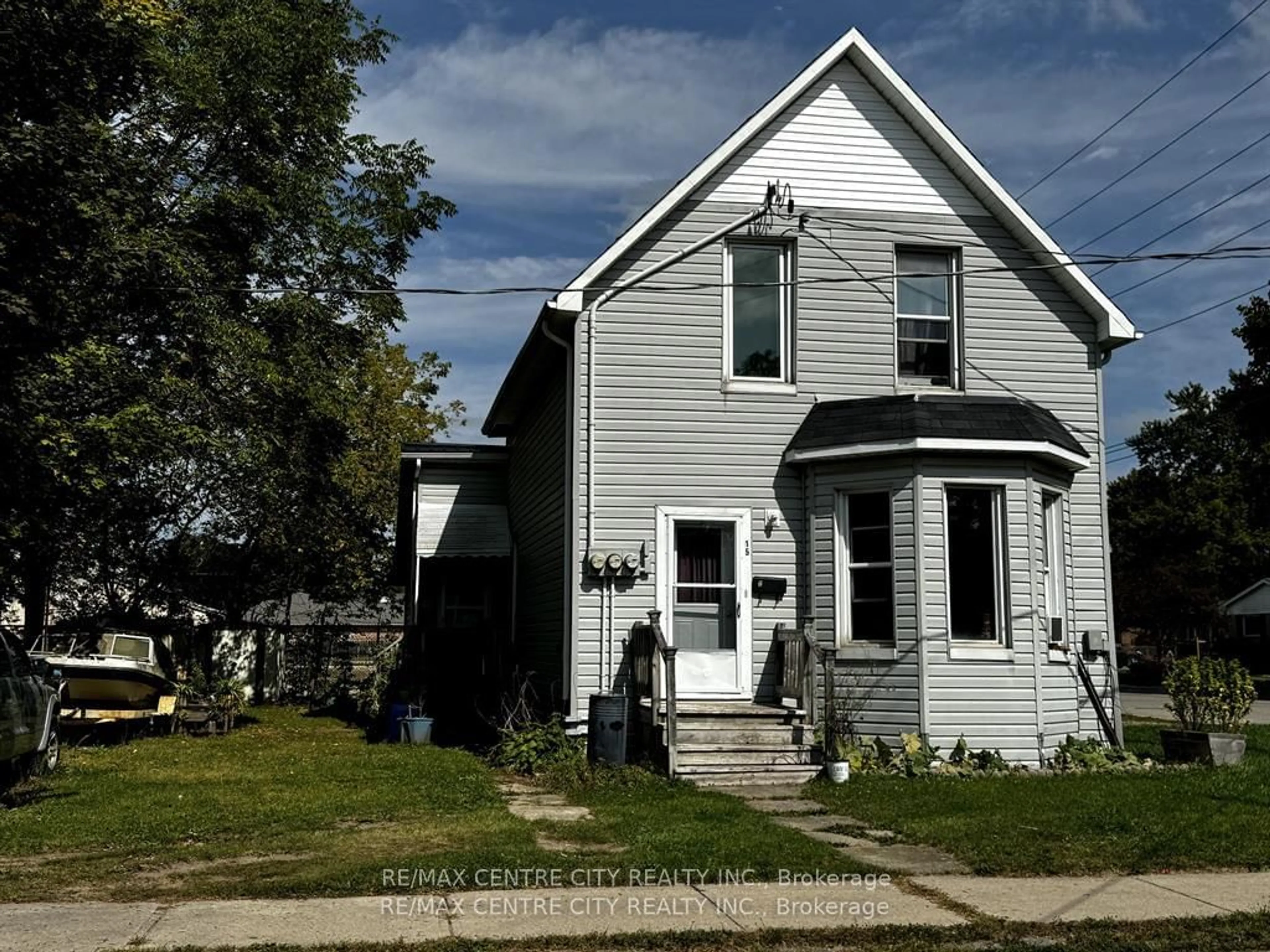 Home with vinyl exterior material, street for 15 CHESTNUT St, Aylmer Ontario N5H 1E1