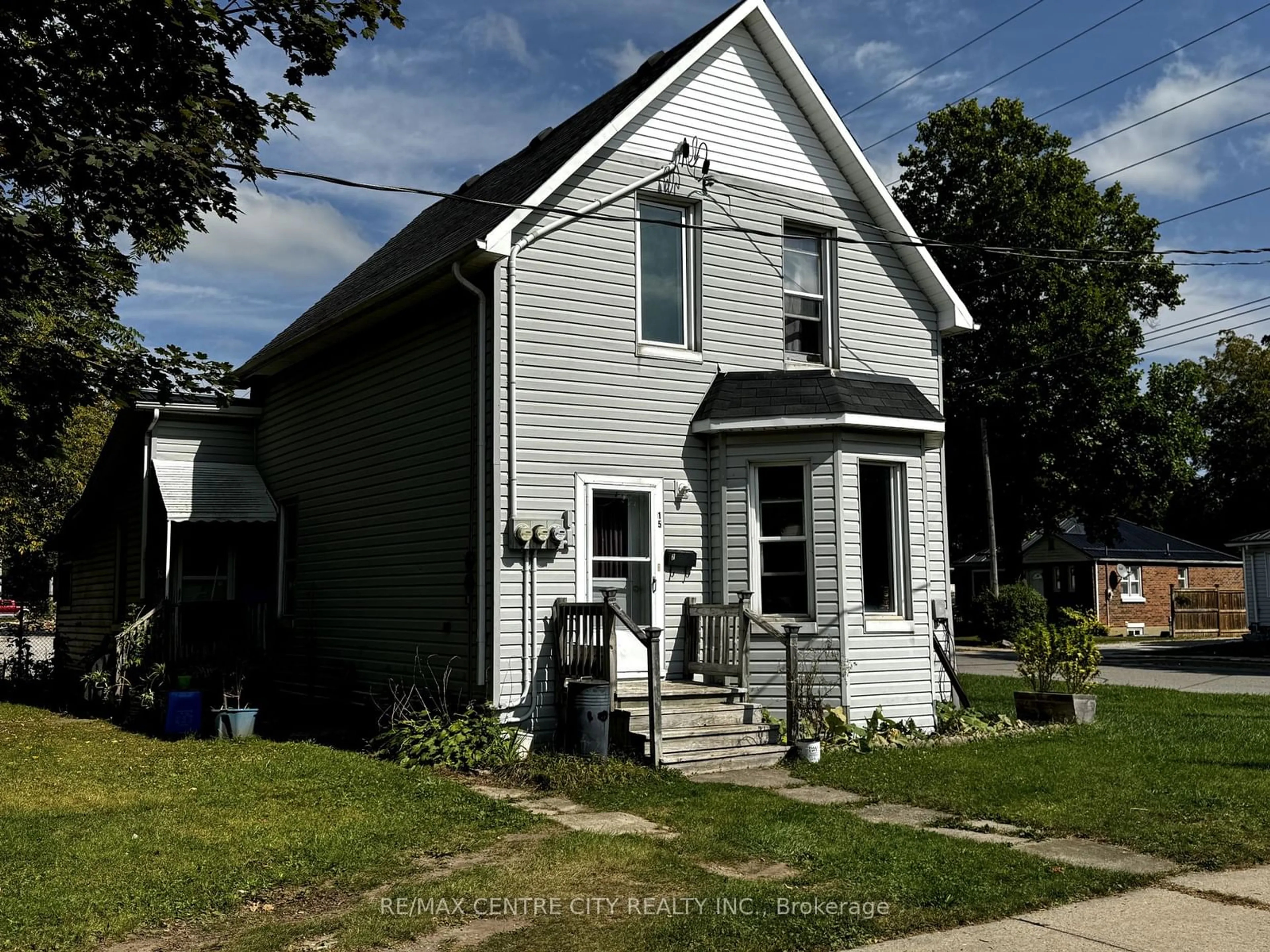 Home with vinyl exterior material, street for 15 CHESTNUT St, Aylmer Ontario N5H 1E1