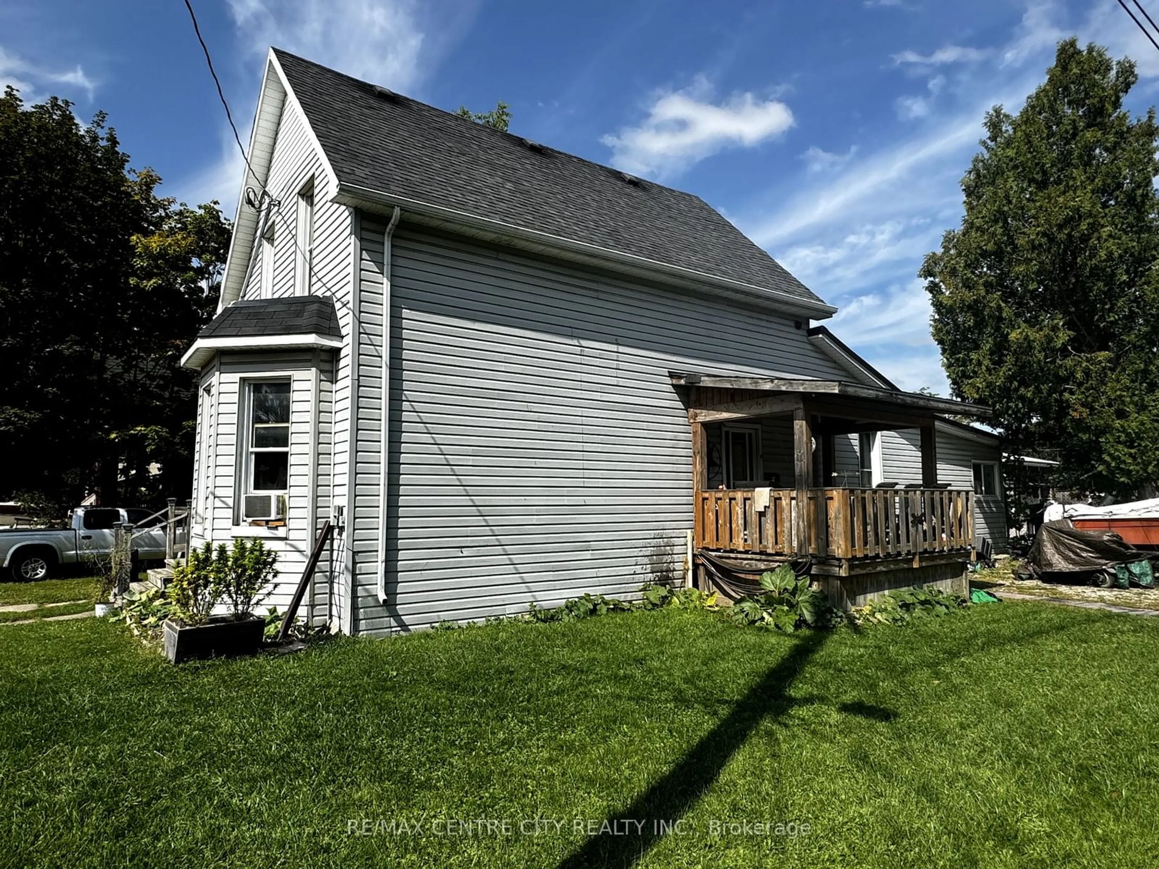 A pic from outside/outdoor area/front of a property/back of a property/a pic from drone, street for 15 CHESTNUT St, Aylmer Ontario N5H 1E1