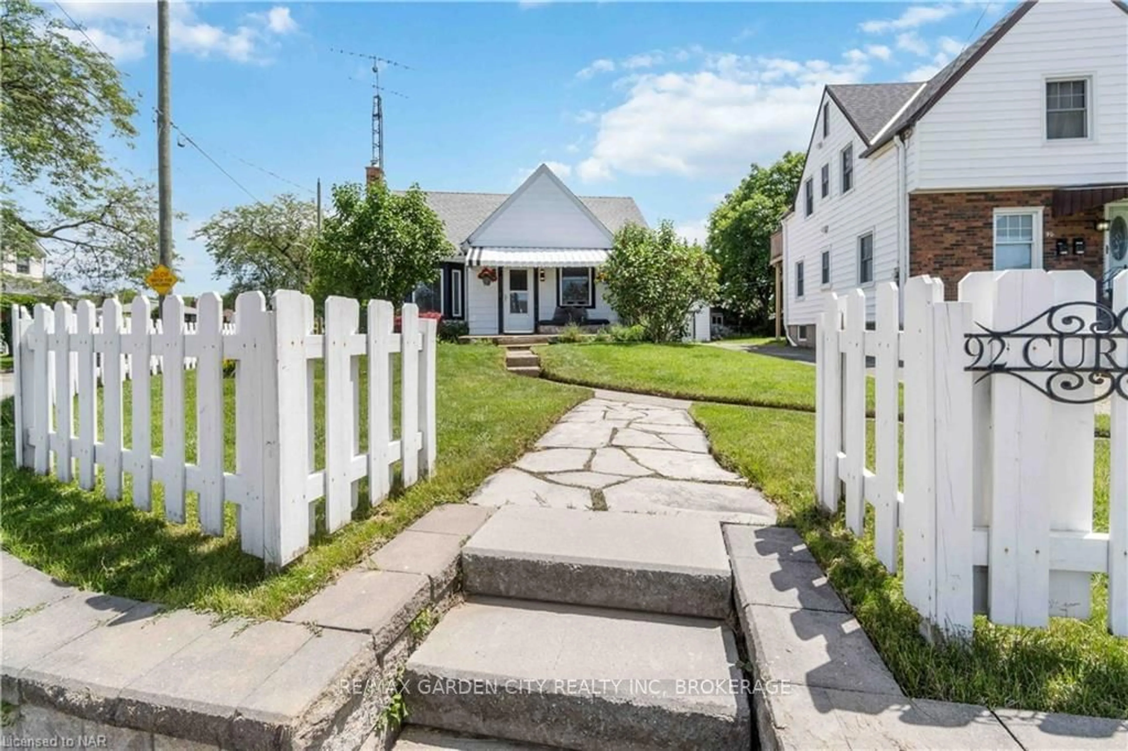 A pic from outside/outdoor area/front of a property/back of a property/a pic from drone, street for 92 CURRIE St, St. Catharines Ontario L2M 5N3