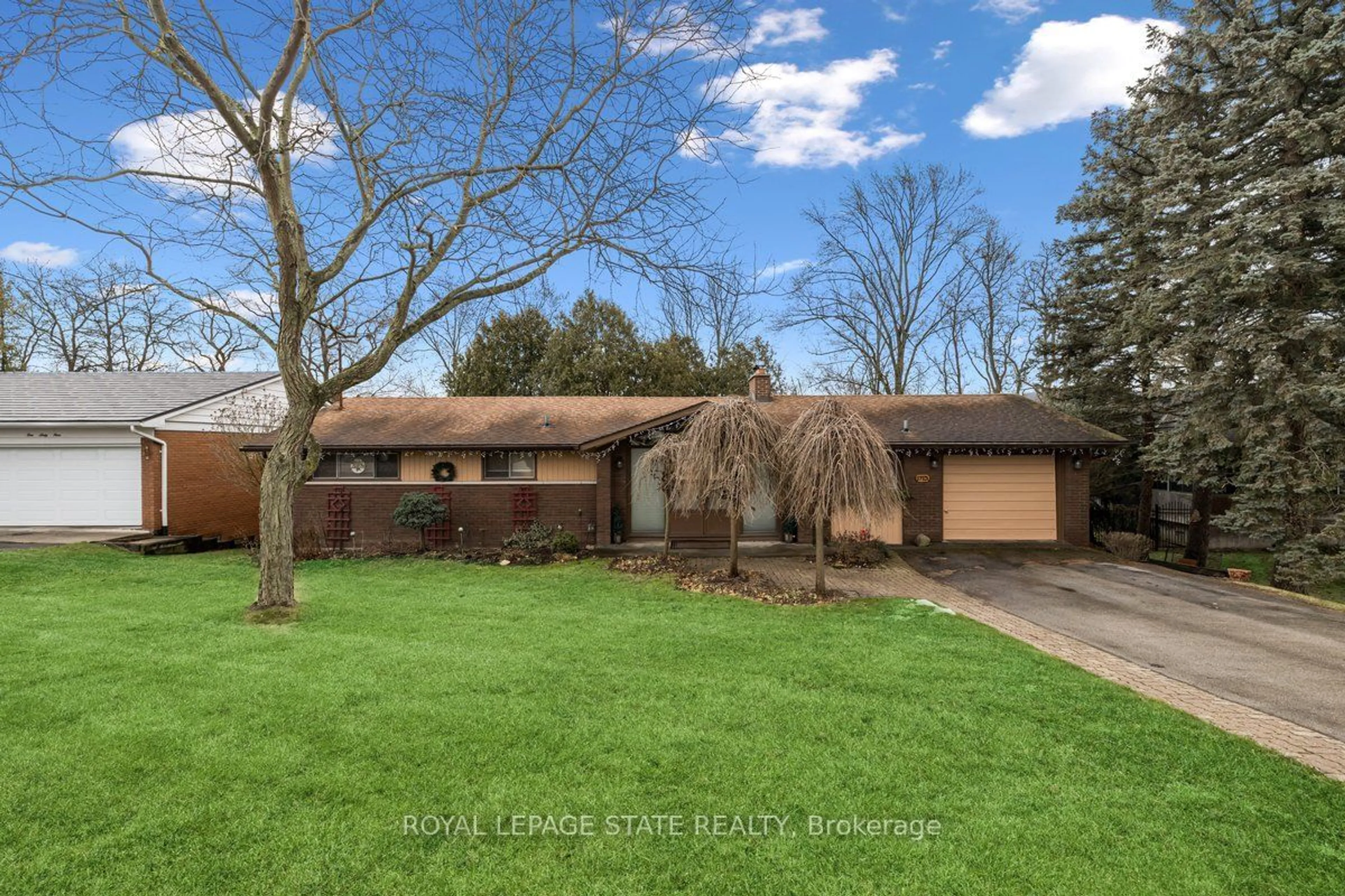 A pic from outside/outdoor area/front of a property/back of a property/a pic from drone, water/lake/river/ocean view for 171 Old Ancaster Rd, Hamilton Ontario L9H 3R3