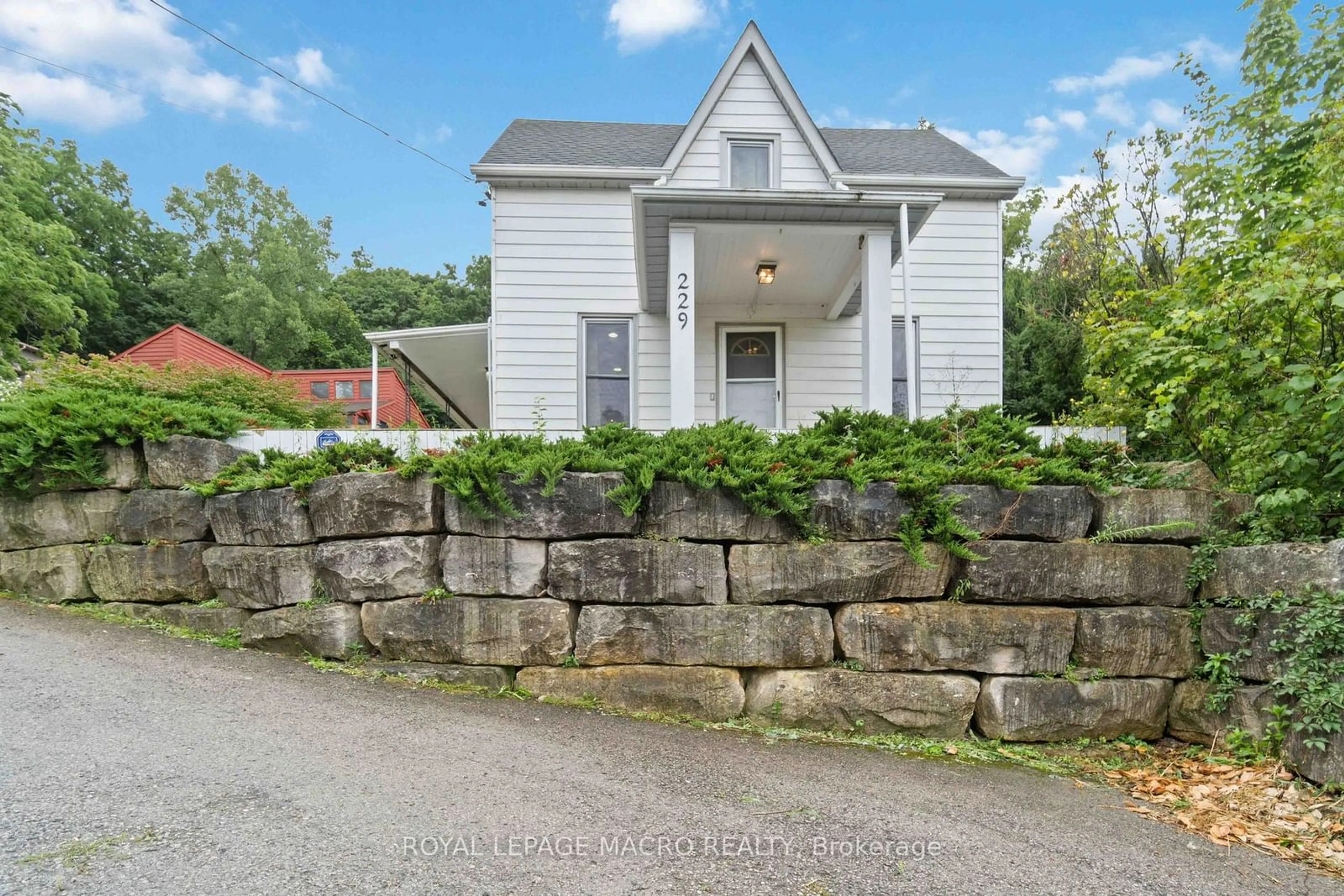 A pic from outside/outdoor area/front of a property/back of a property/a pic from drone, street for 229 Main St, Grimsby Ontario L3M 1S1