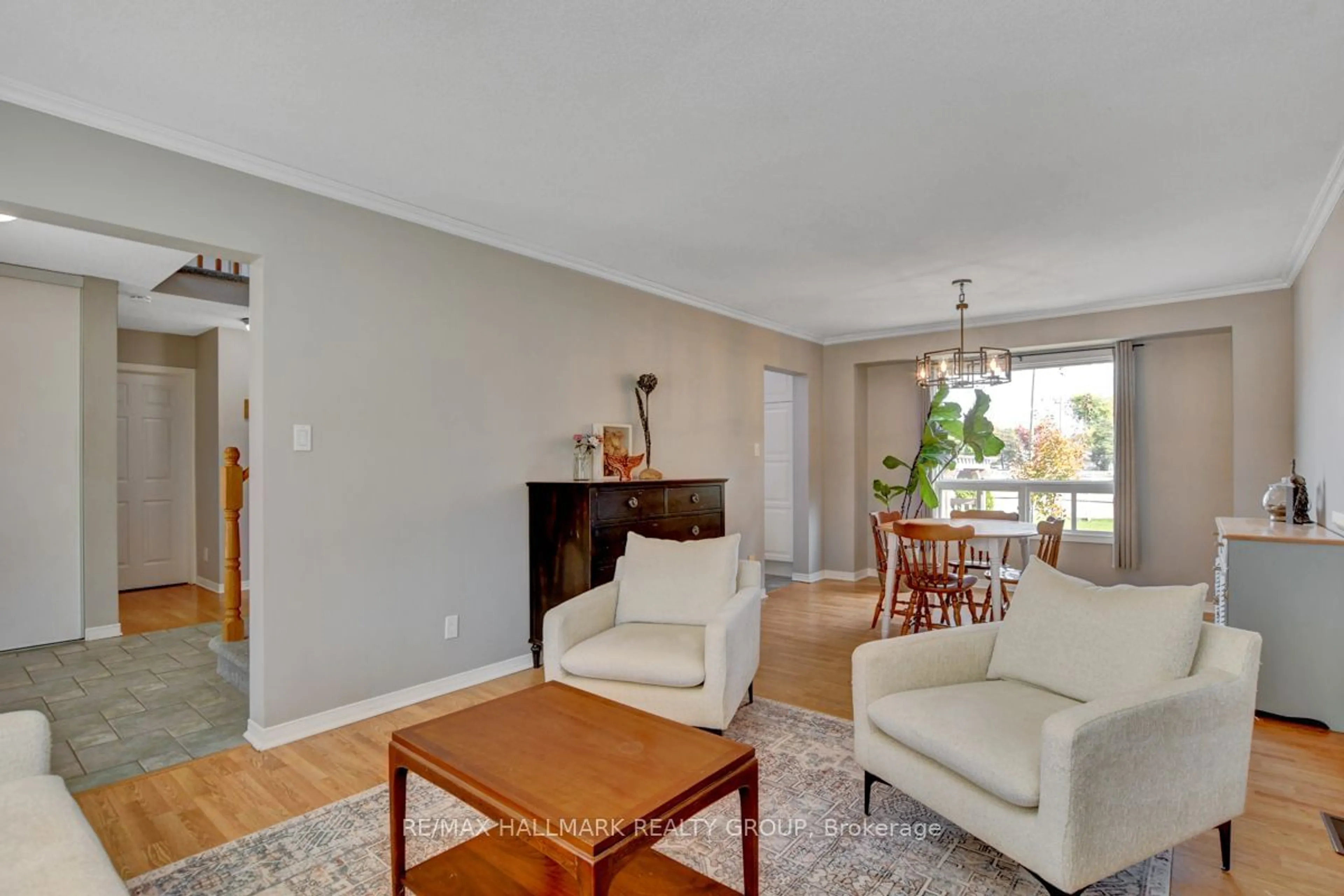 Living room with furniture, wood/laminate floor for 112 TWEED Cres, Russell Ontario K4R 1A5