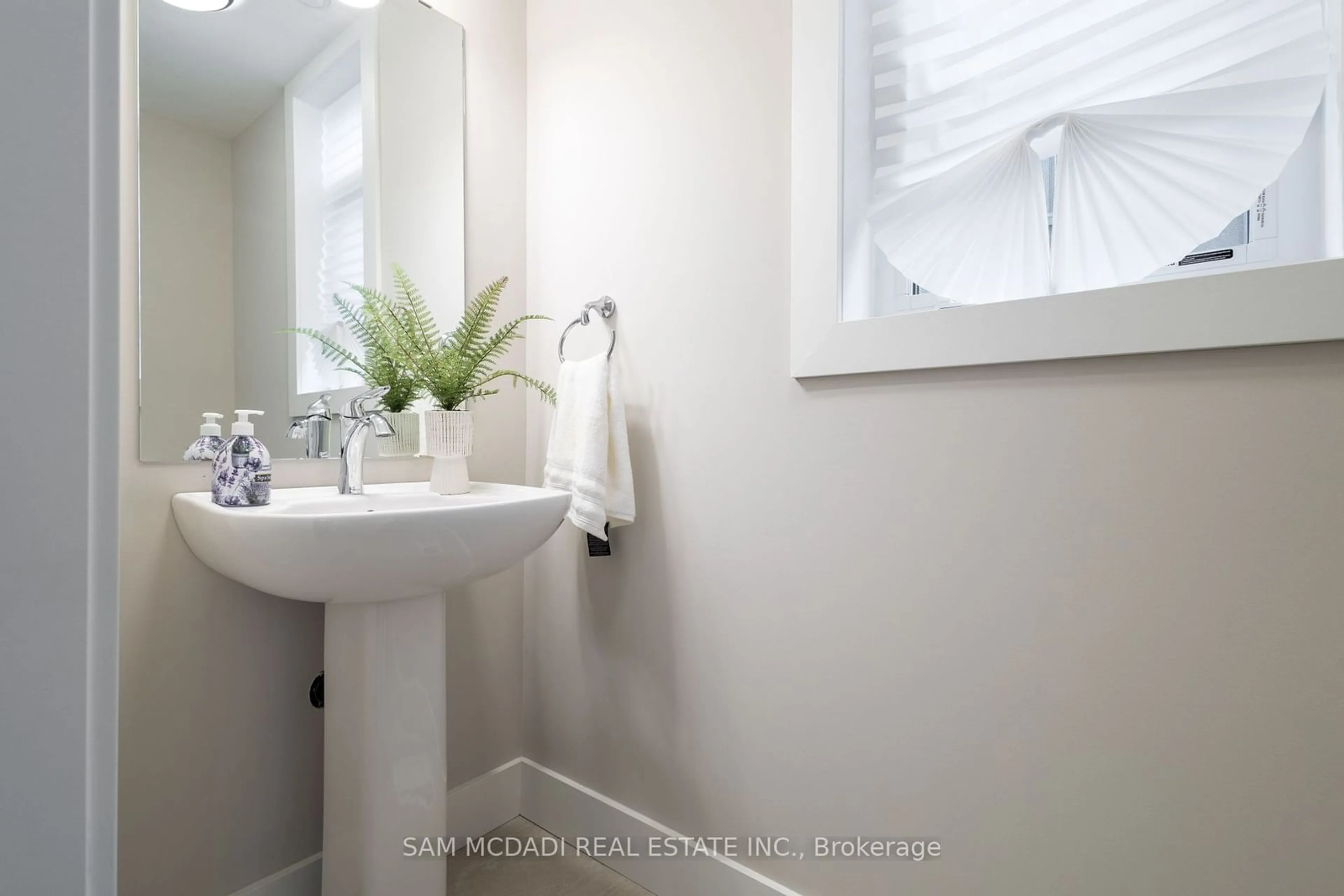 Standard bathroom, ceramic/tile floor for 121 Black Willow Cres, Blue Mountains Ontario L9Y 0R4