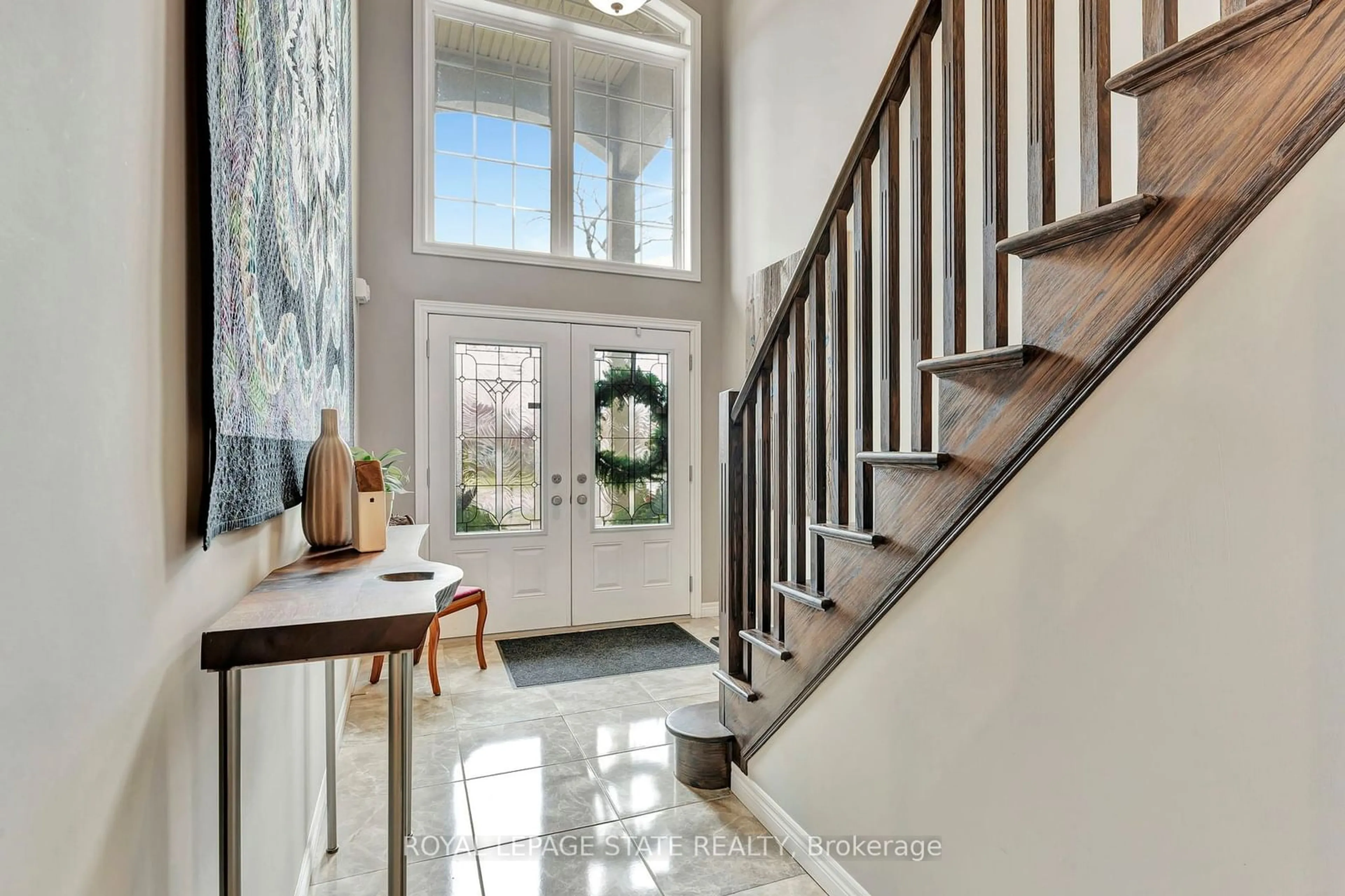 Indoor entryway for 920 Stone Church Rd, Hamilton Ontario L8W 1B1