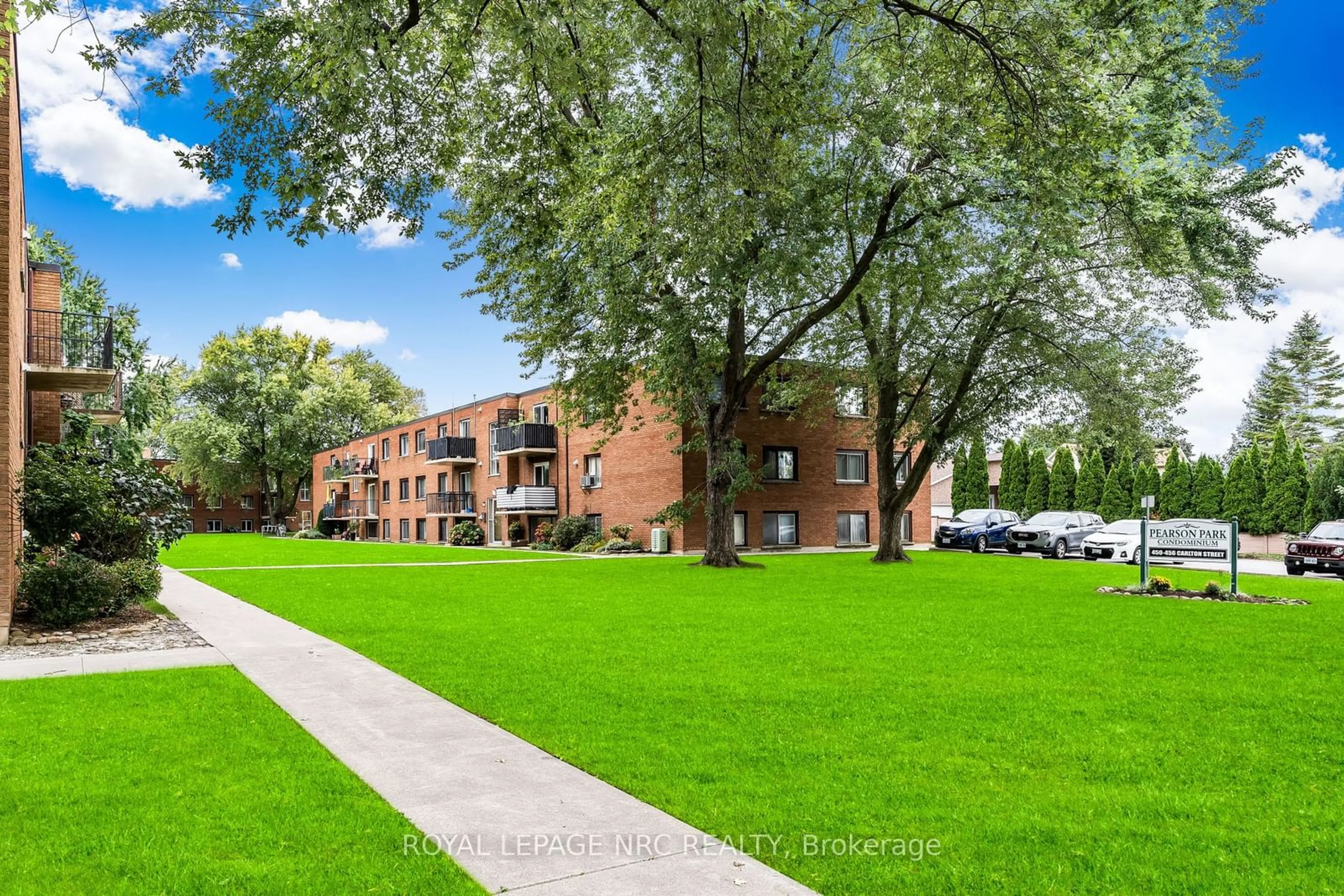 A pic from outside/outdoor area/front of a property/back of a property/a pic from drone, street for 454 CARLTON St #7, St. Catharines Ontario L2M 4X1