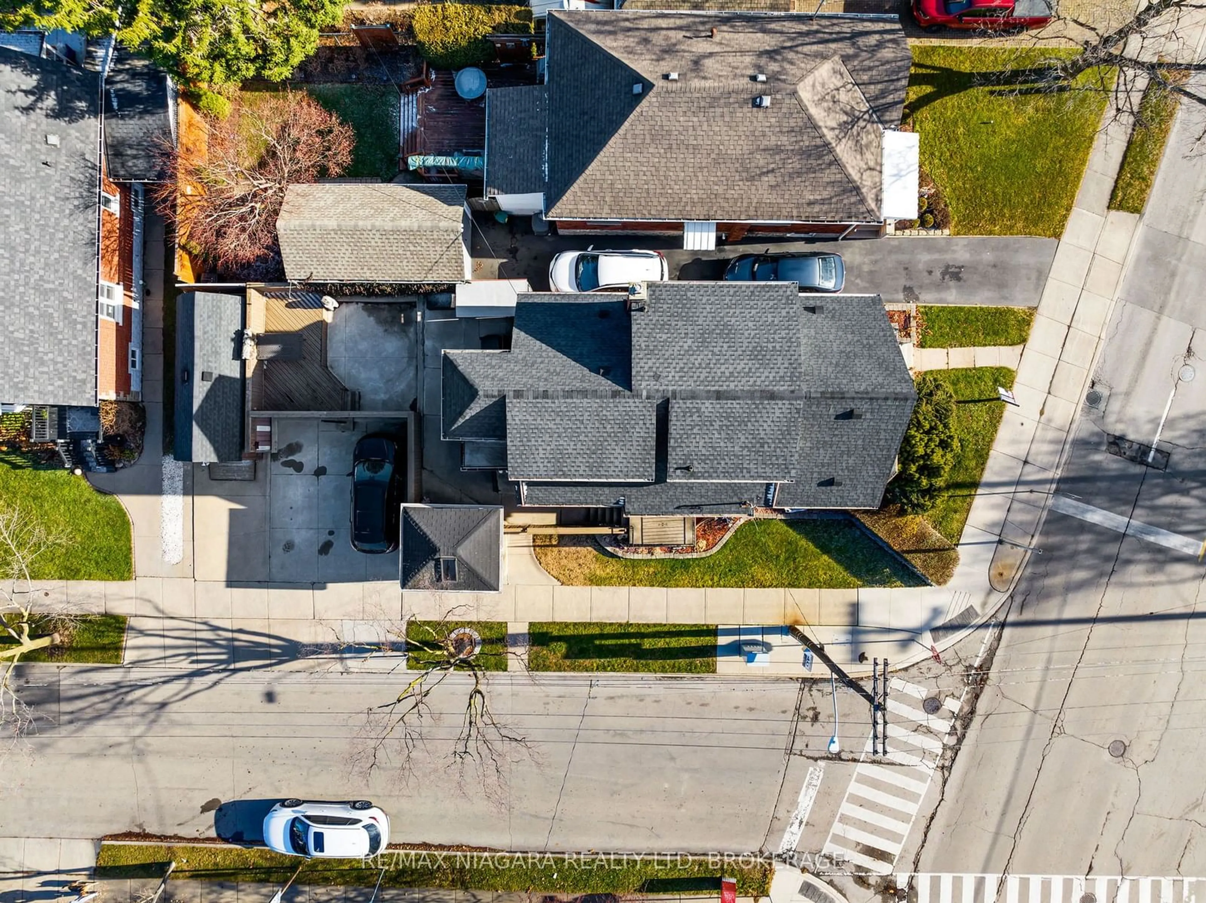 A pic from outside/outdoor area/front of a property/back of a property/a pic from drone, street for 1671 KING St, Hamilton Ontario L8K 1V2