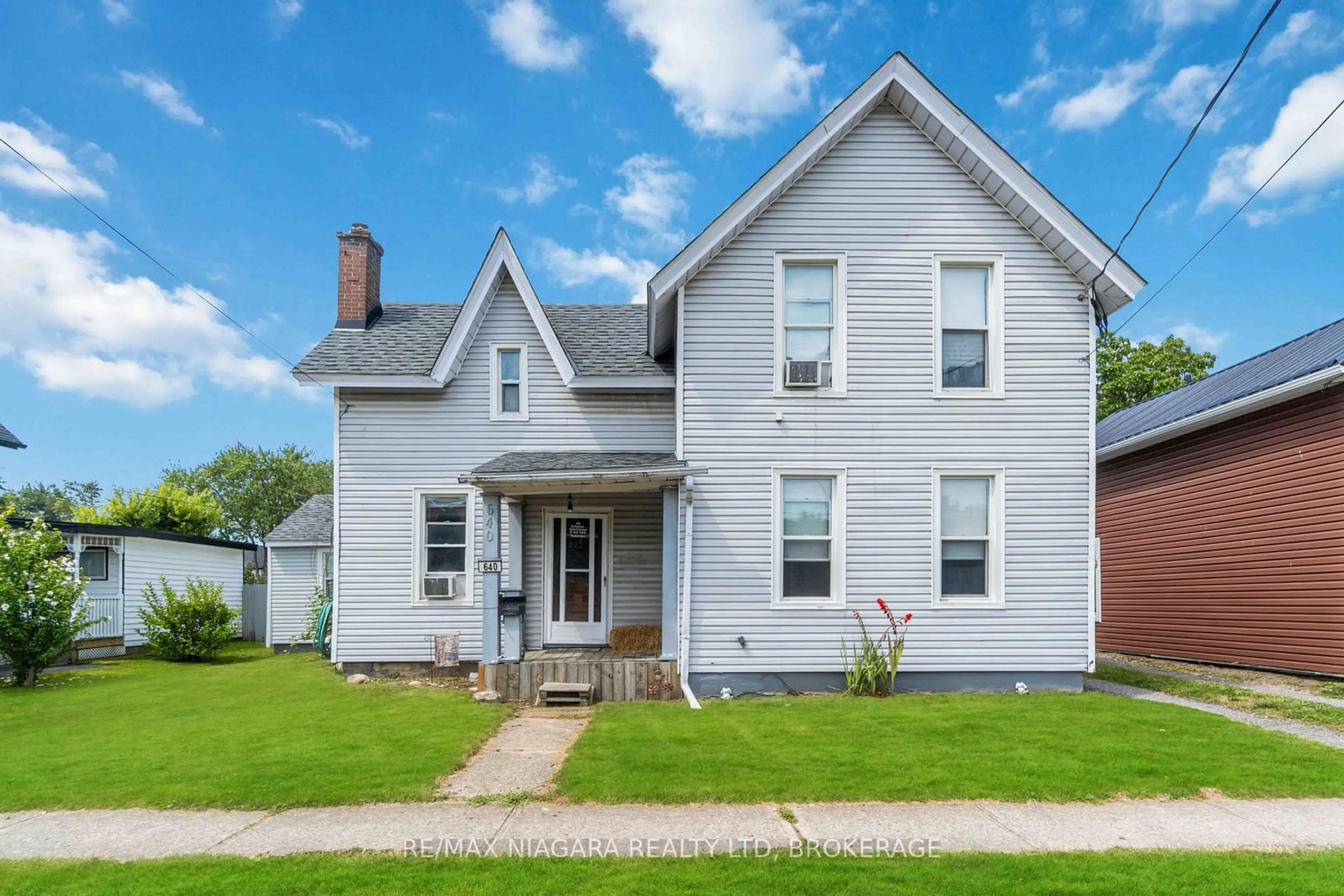 Home with vinyl exterior material, street for 640 King St, Port Colborne Ontario L3K 4H8