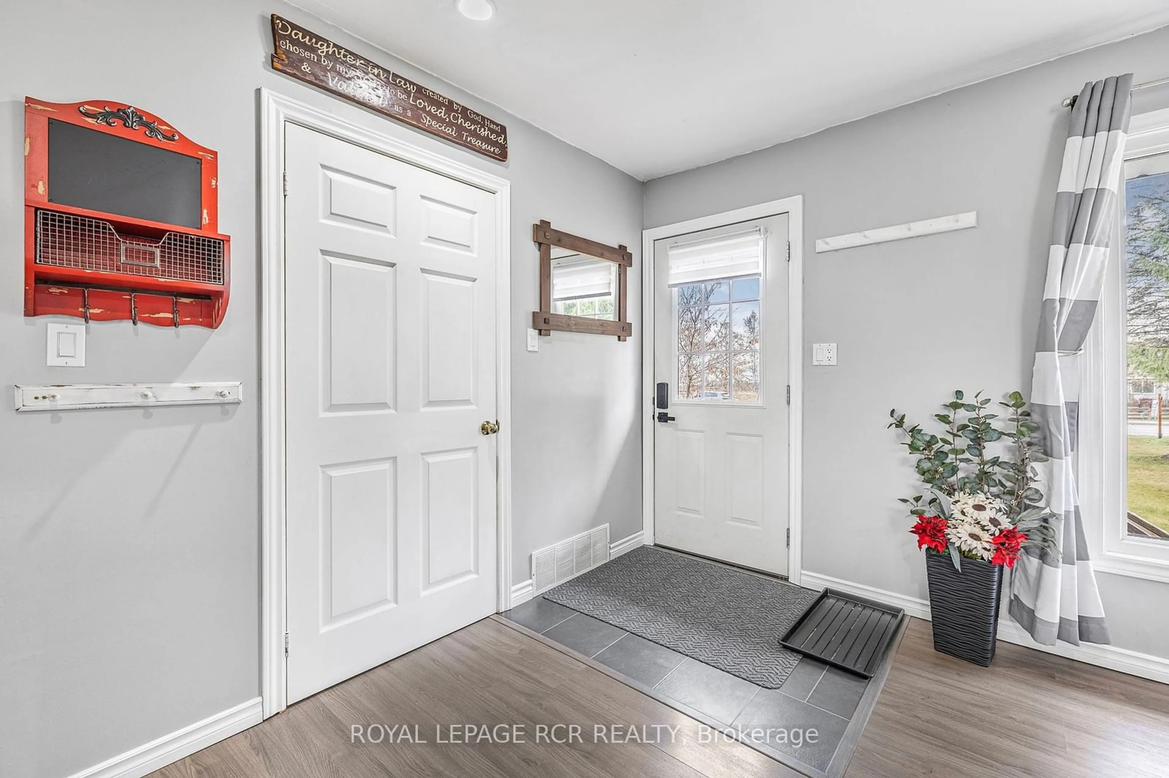 Indoor entryway for 682405 Two-Sixty Sdrd, Melancthon Ontario L9V 2N1