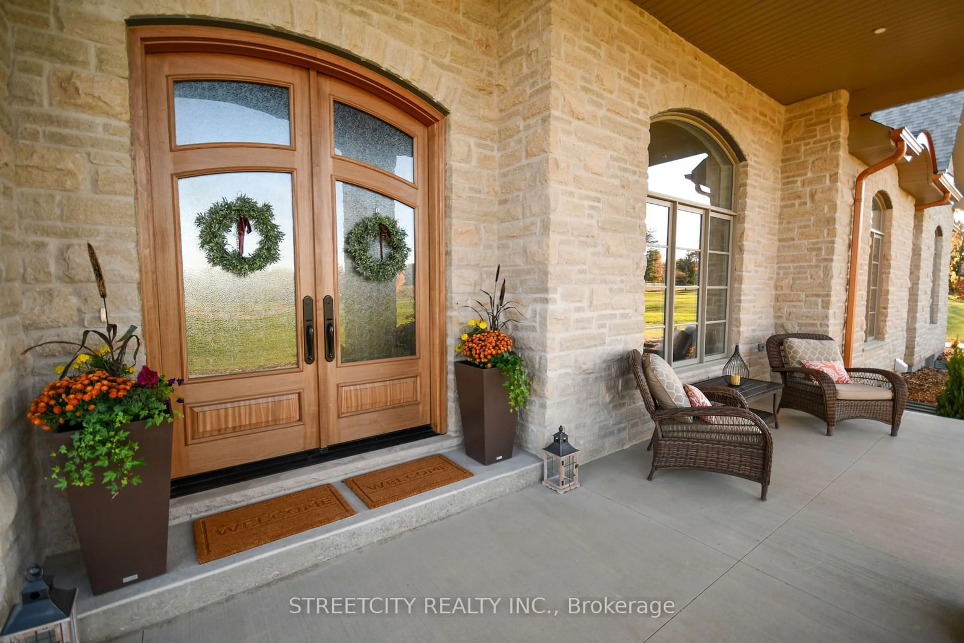 Indoor entryway for 20724 Denfield Rd, Middlesex Centre Ontario N6H 5L2