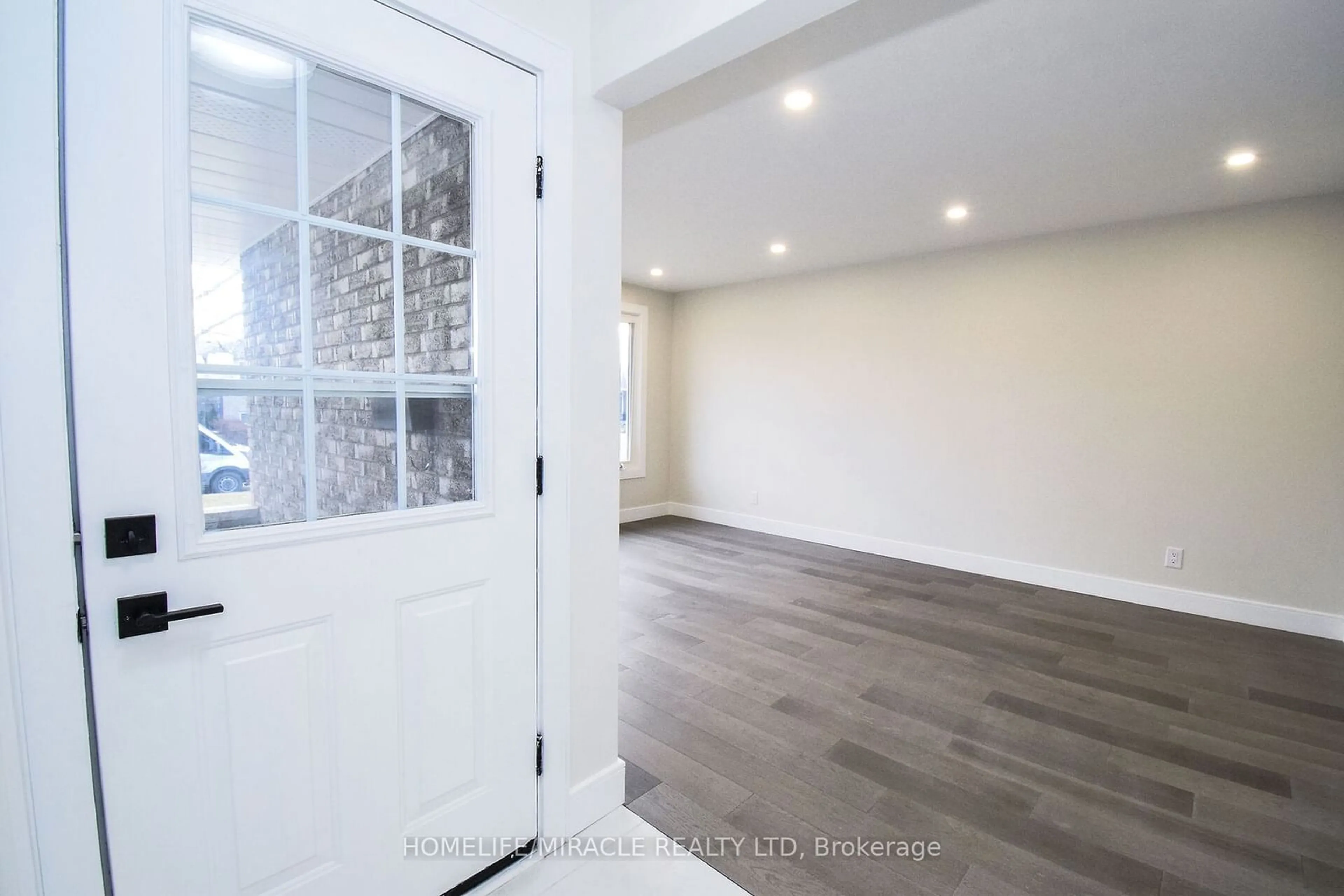 Indoor entryway for 25 Meredith Dr, St. Catharines Ontario L2M 6R5