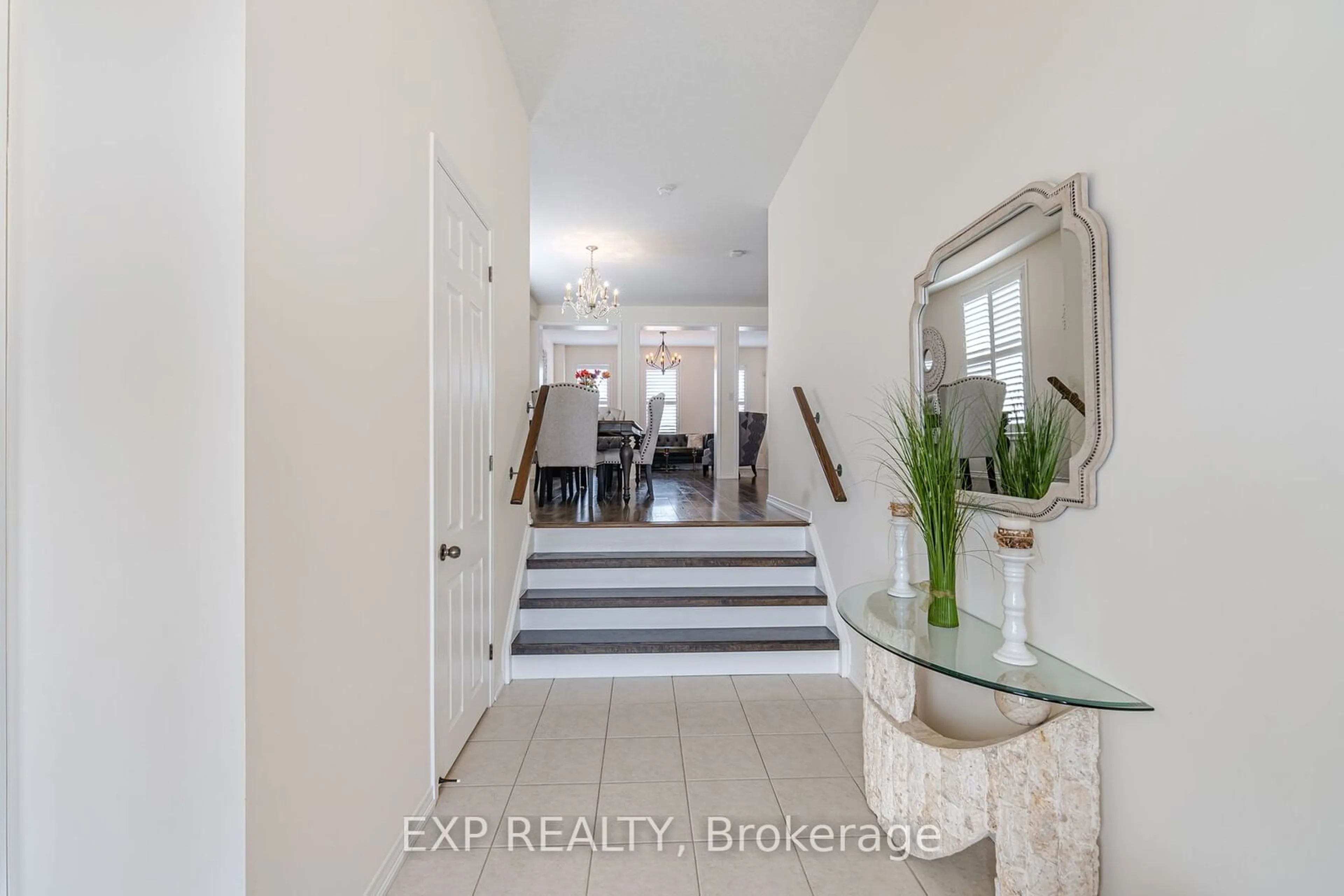 Indoor entryway for 8799 Dogwood Cres, Niagara Falls Ontario L2G 7V7