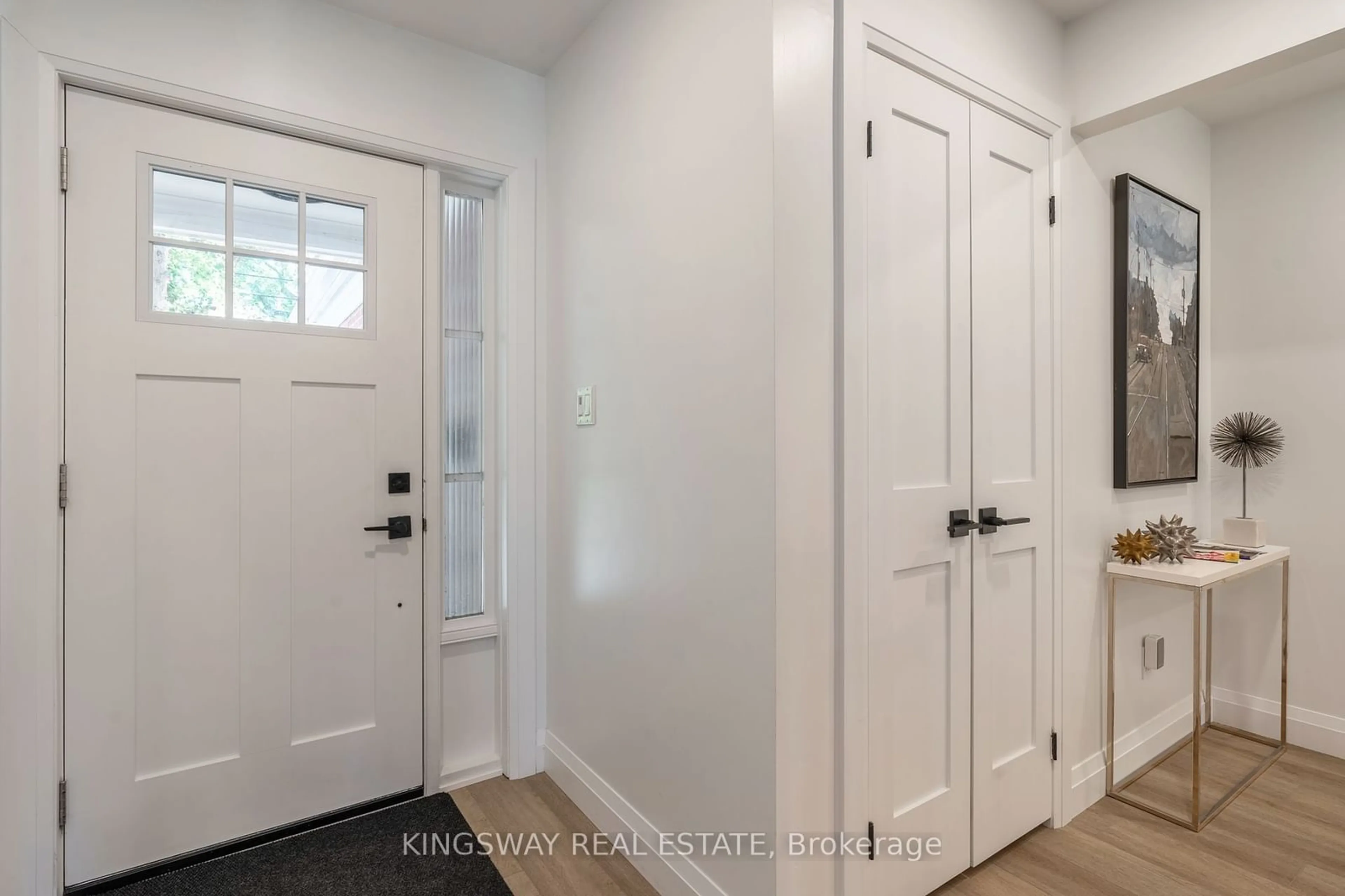 Indoor entryway for 387 Mississauga St, Niagara-on-the-Lake Ontario L0S 1J0