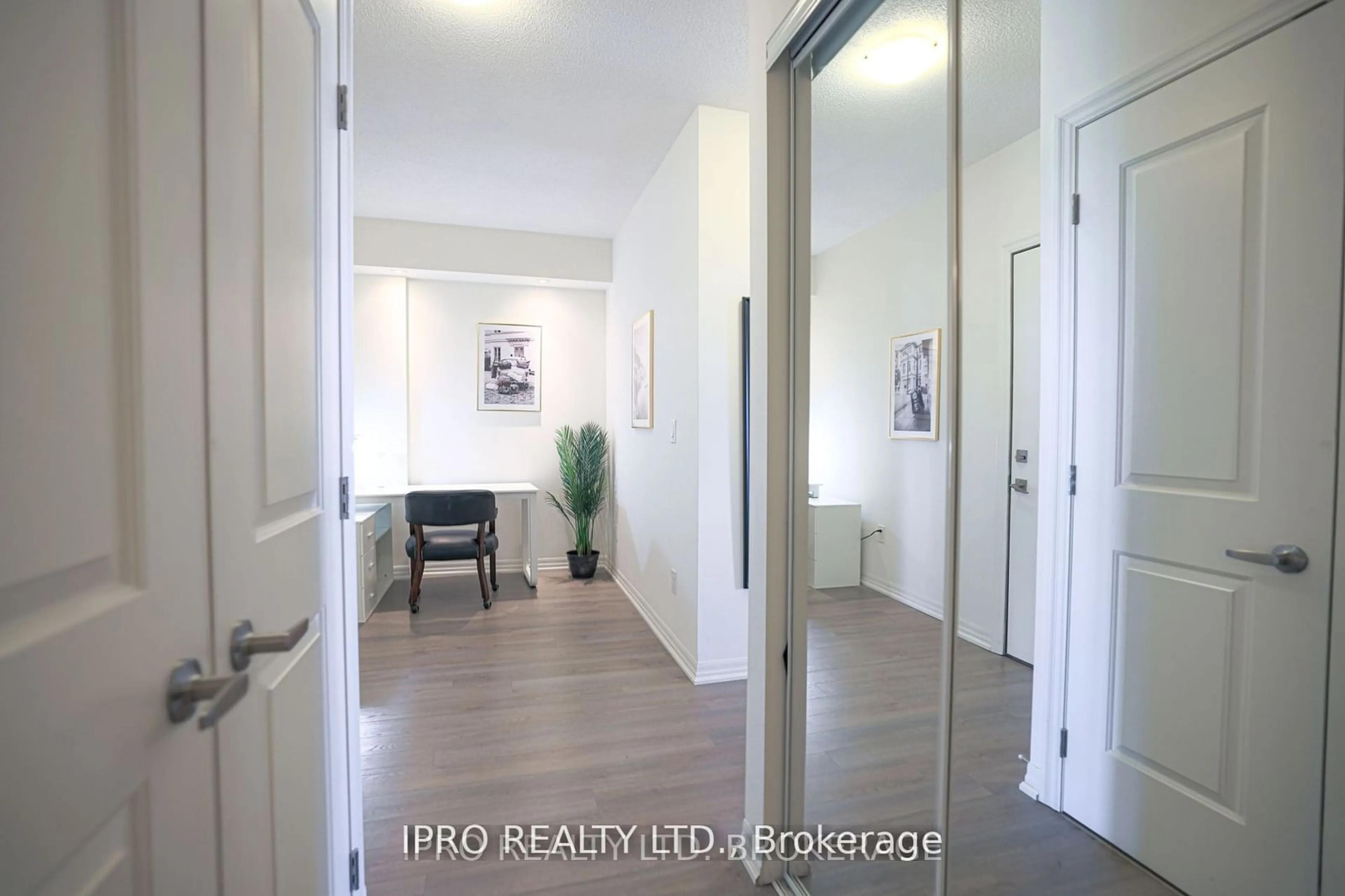 Indoor entryway for 560 North Service Rd #309, Grimsby Ontario L3M 0G3