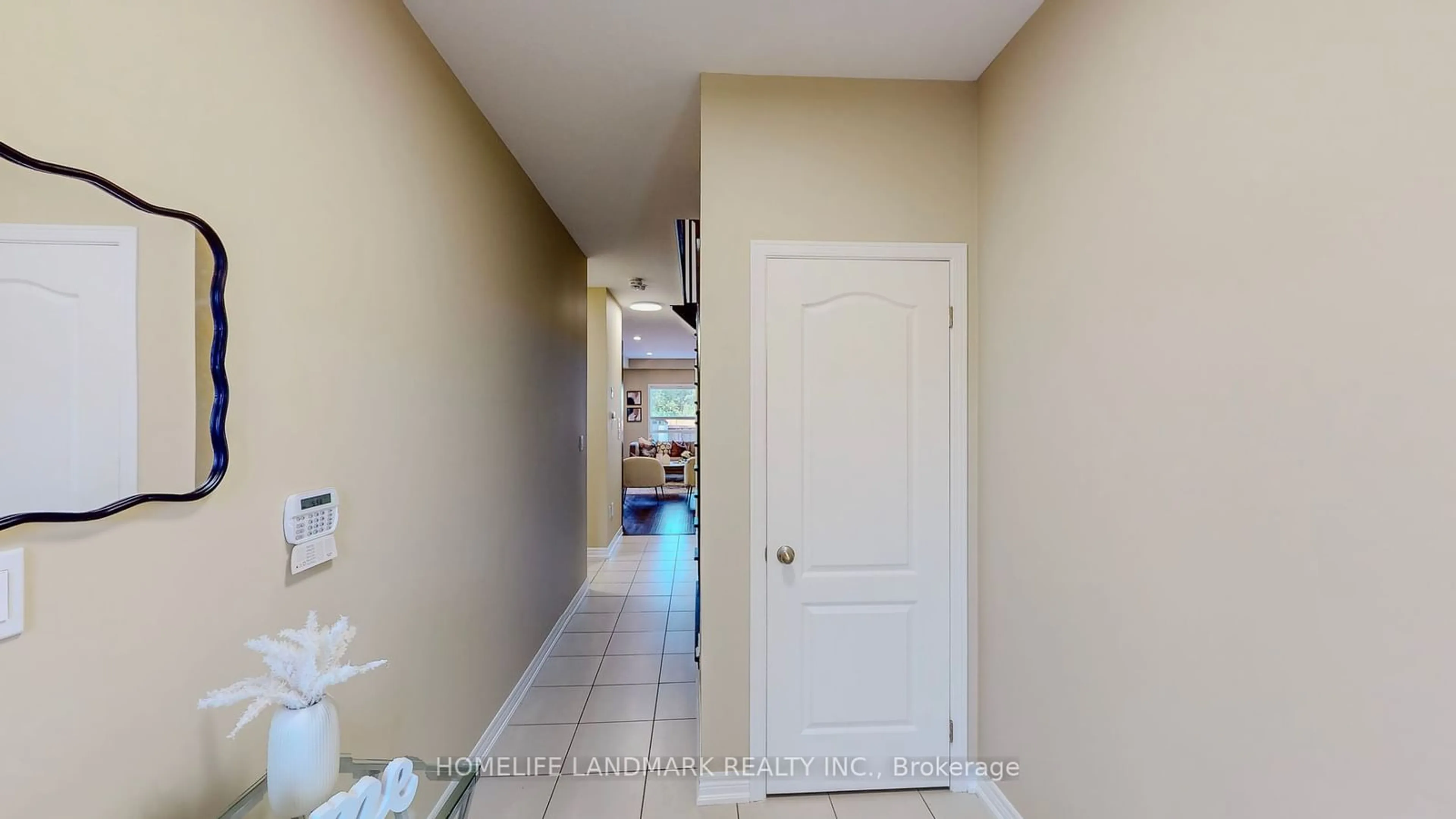 Indoor entryway for 250 Lormont Blvd, Hamilton Ontario L8J 0J9