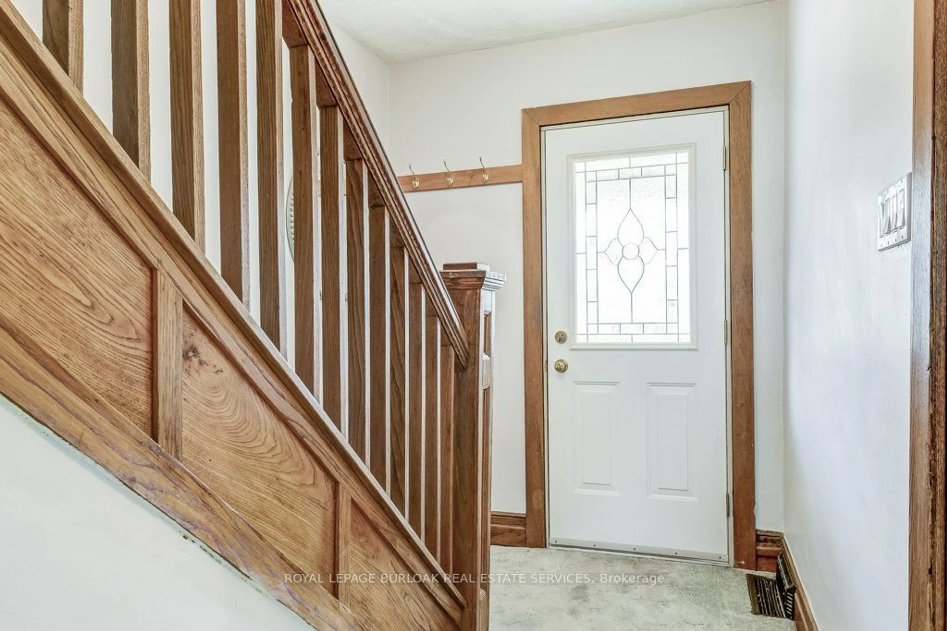 Indoor entryway for 113 Kensington Ave, Hamilton Ontario L8L 7N3