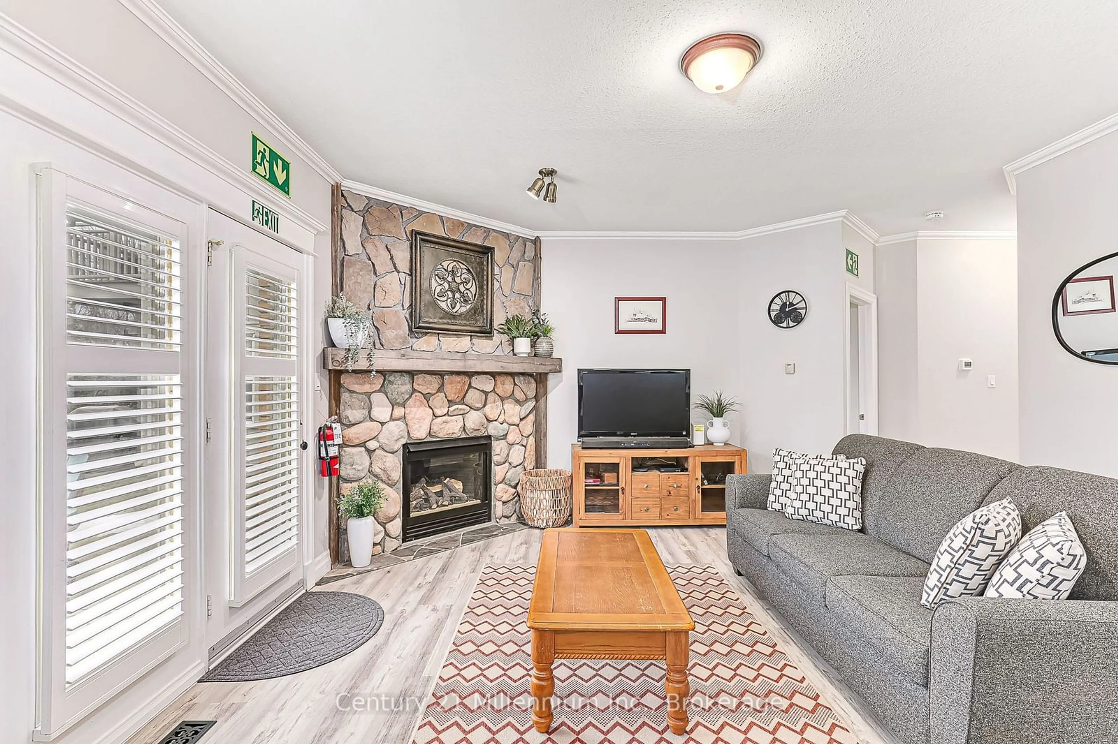 Living room with furniture, unknown for 184 Snowbridge Way #120, Blue Mountains Ontario L9Y 3Z2