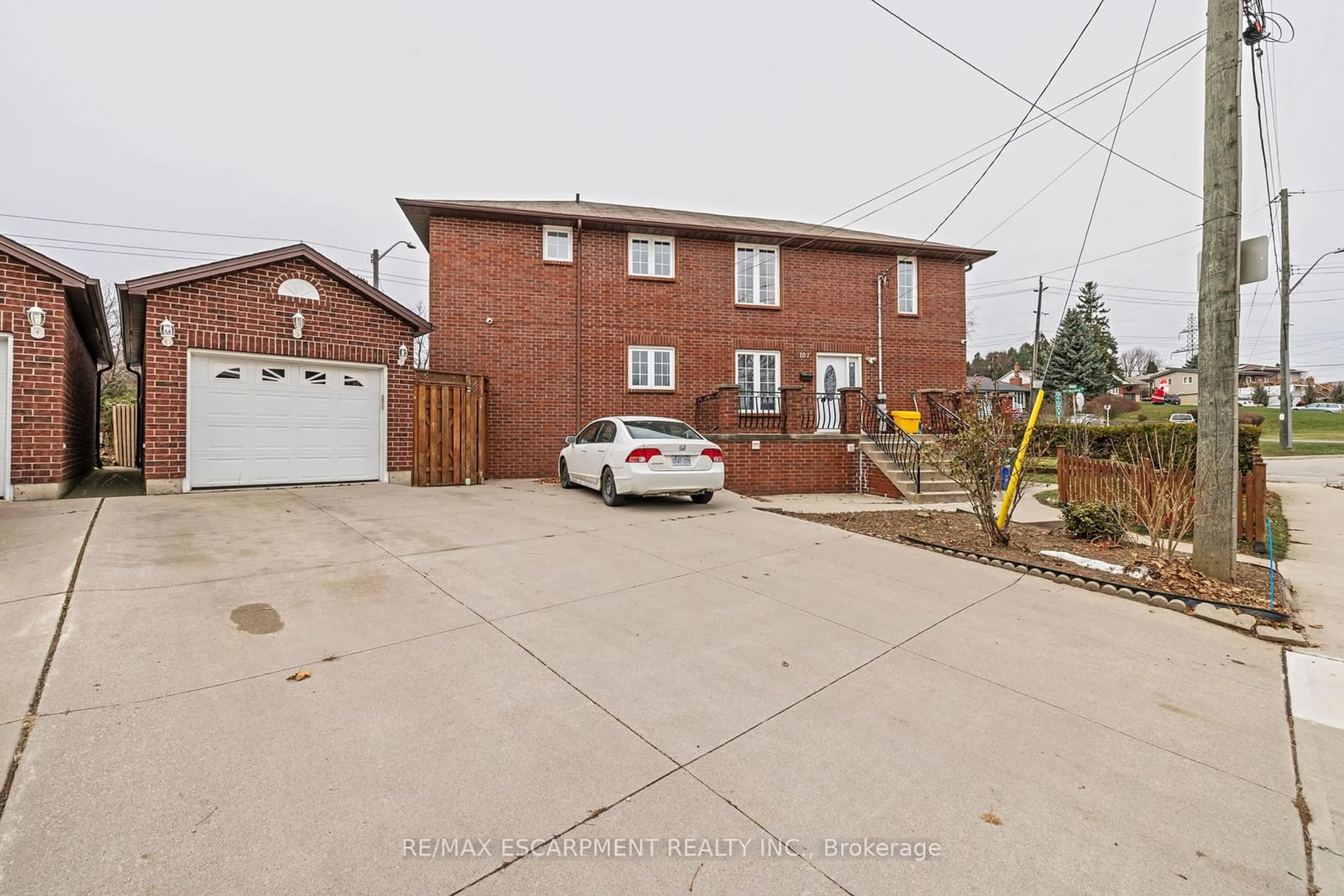 A pic from outside/outdoor area/front of a property/back of a property/a pic from drone, street for 107 Horning Dr, Hamilton Ontario L9C 6L2