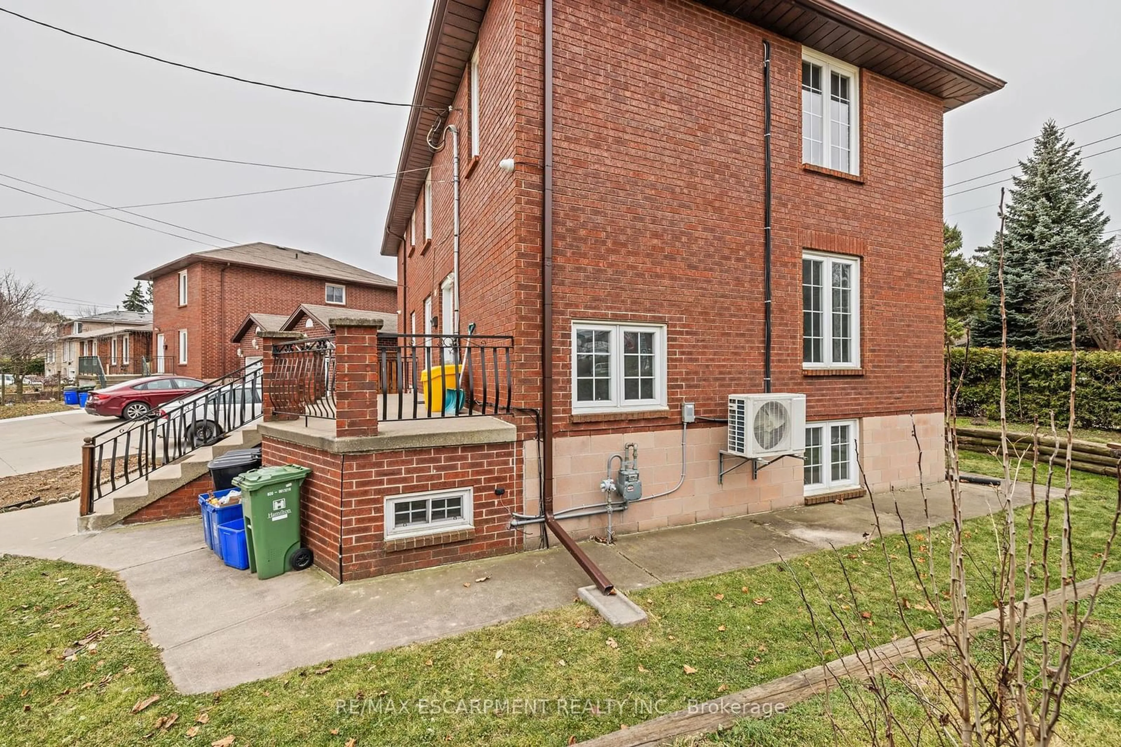 Patio, street for 107 Horning Dr, Hamilton Ontario L9C 6L2