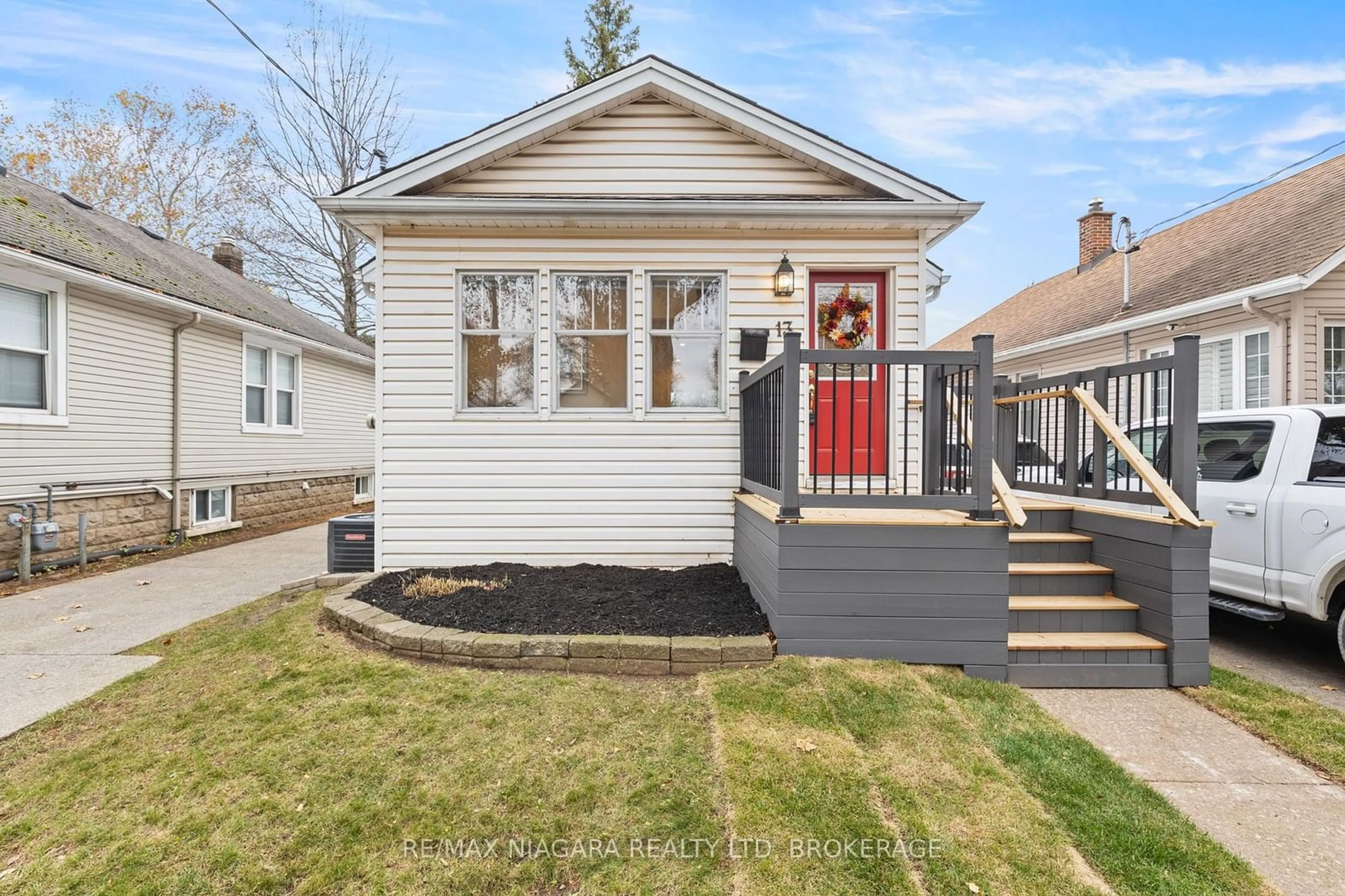 Home with vinyl exterior material, street for 13 Linden St, St. Catharines Ontario L2R 1H4