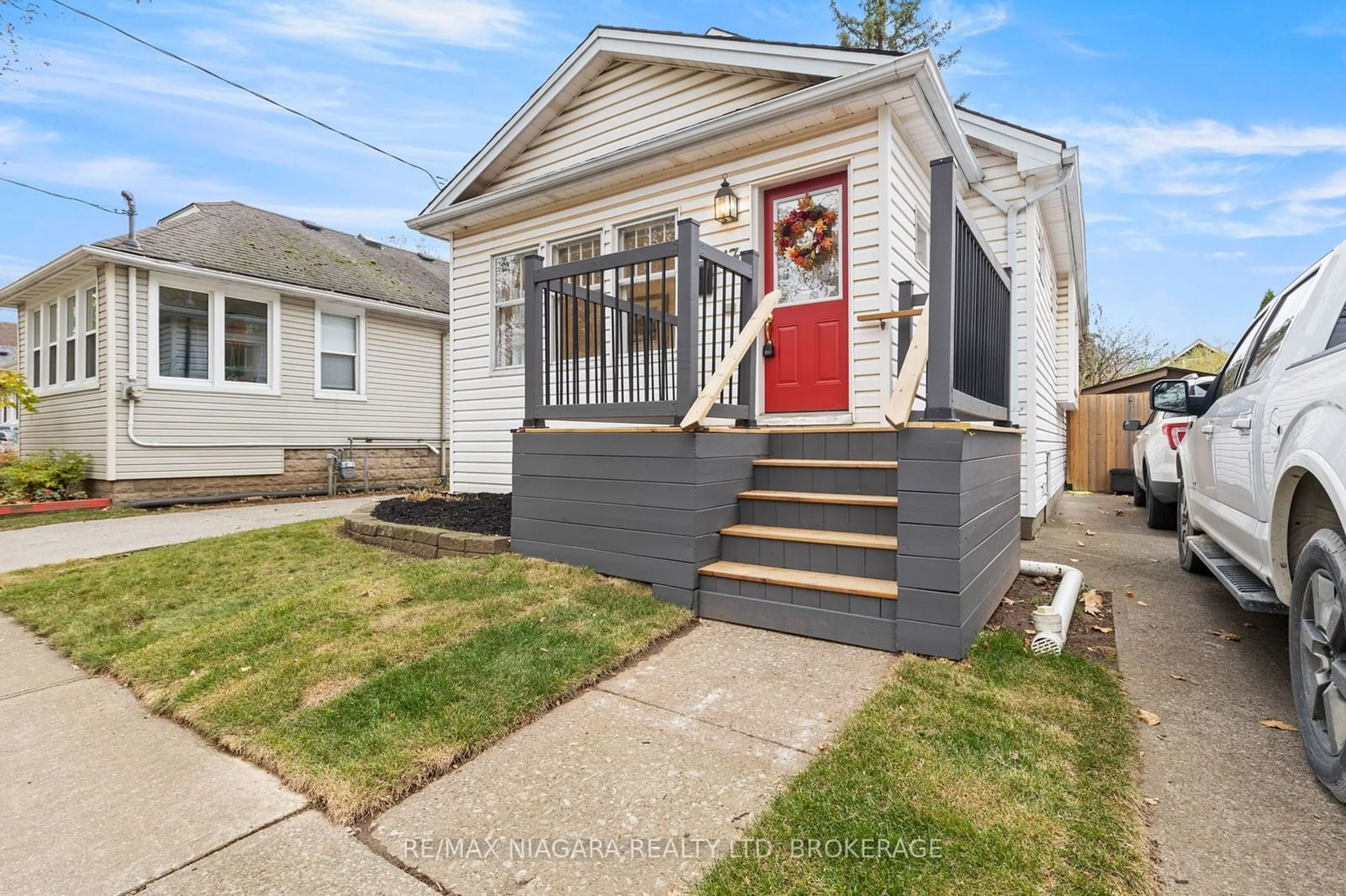 Home with vinyl exterior material, street for 13 Linden St, St. Catharines Ontario L2R 1H4