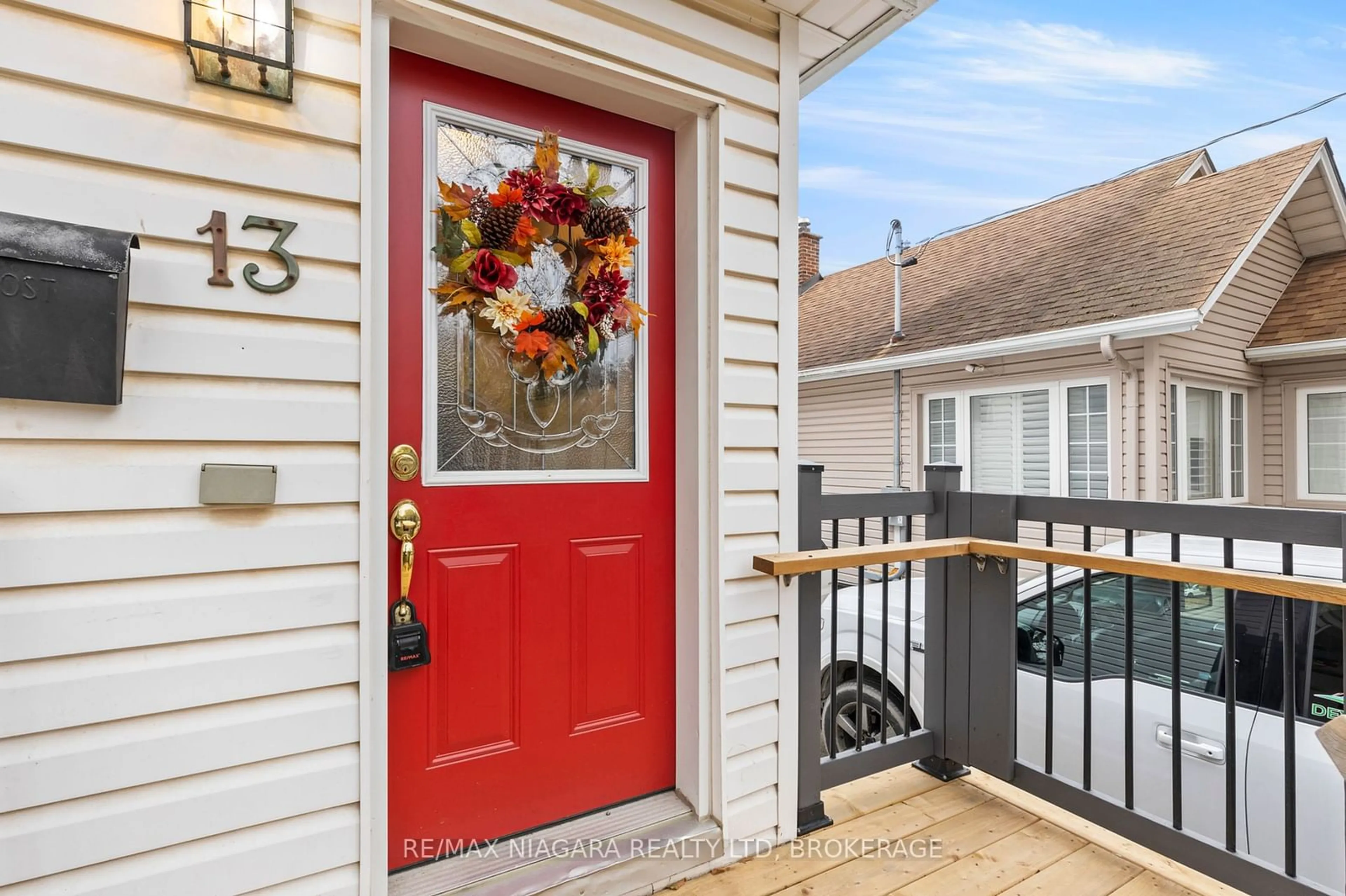 Indoor entryway for 13 Linden St, St. Catharines Ontario L2R 1H4