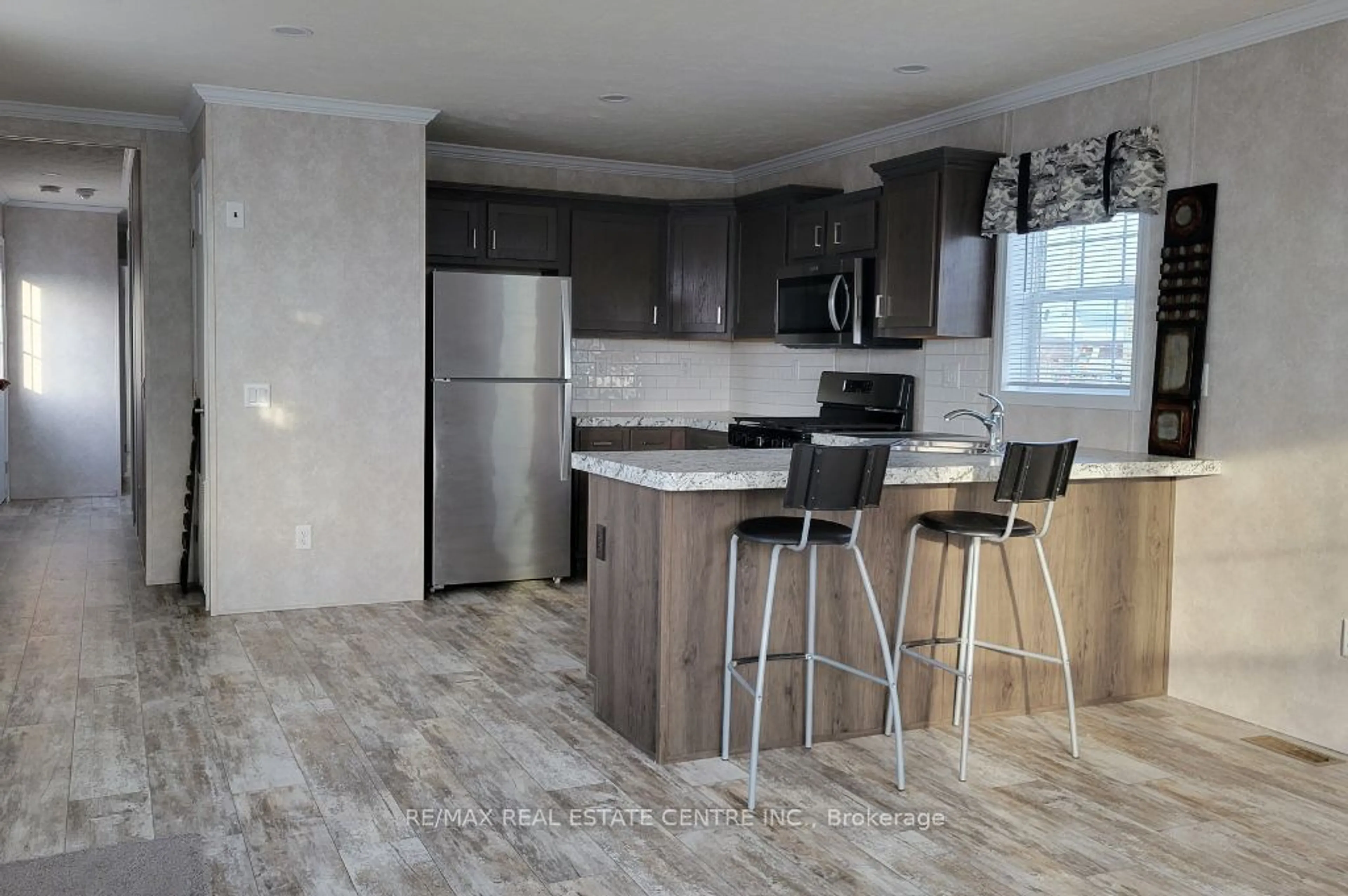 Open concept kitchen, wood/laminate floor for 77 Park Park Lane, Hamilton Ontario N0B 2J0