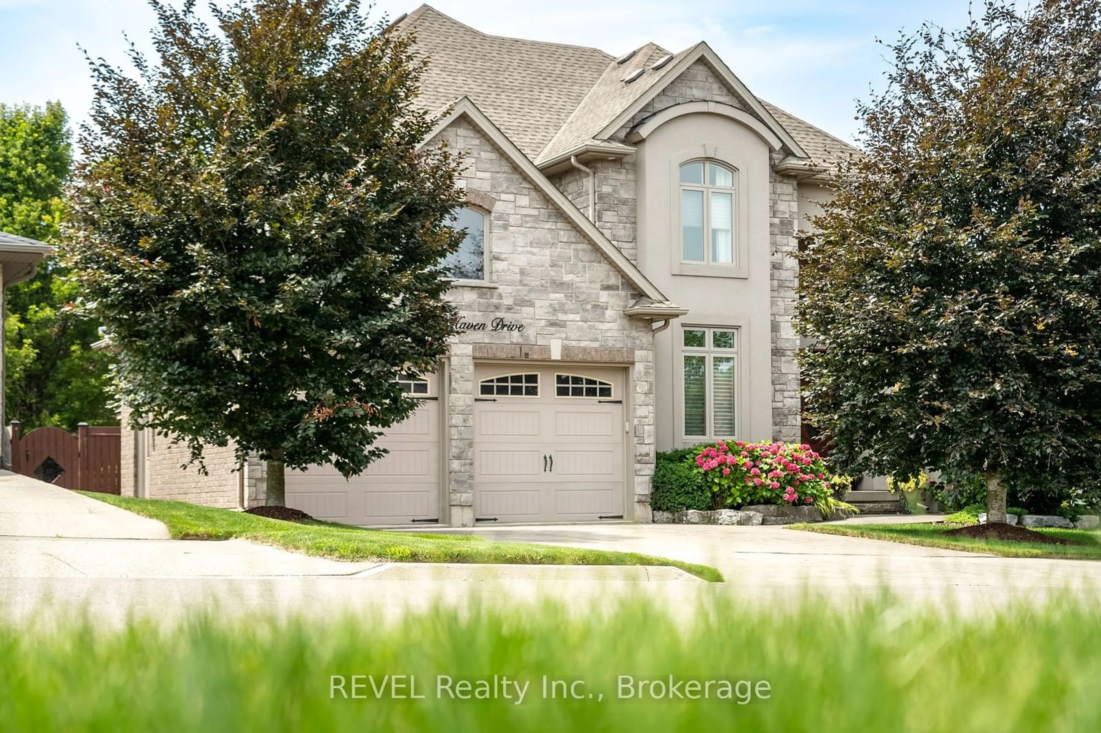 Home with brick exterior material, water/lake/river/ocean view for 22 Red Haven Dr, Niagara-on-the-Lake Ontario L0S 1P0