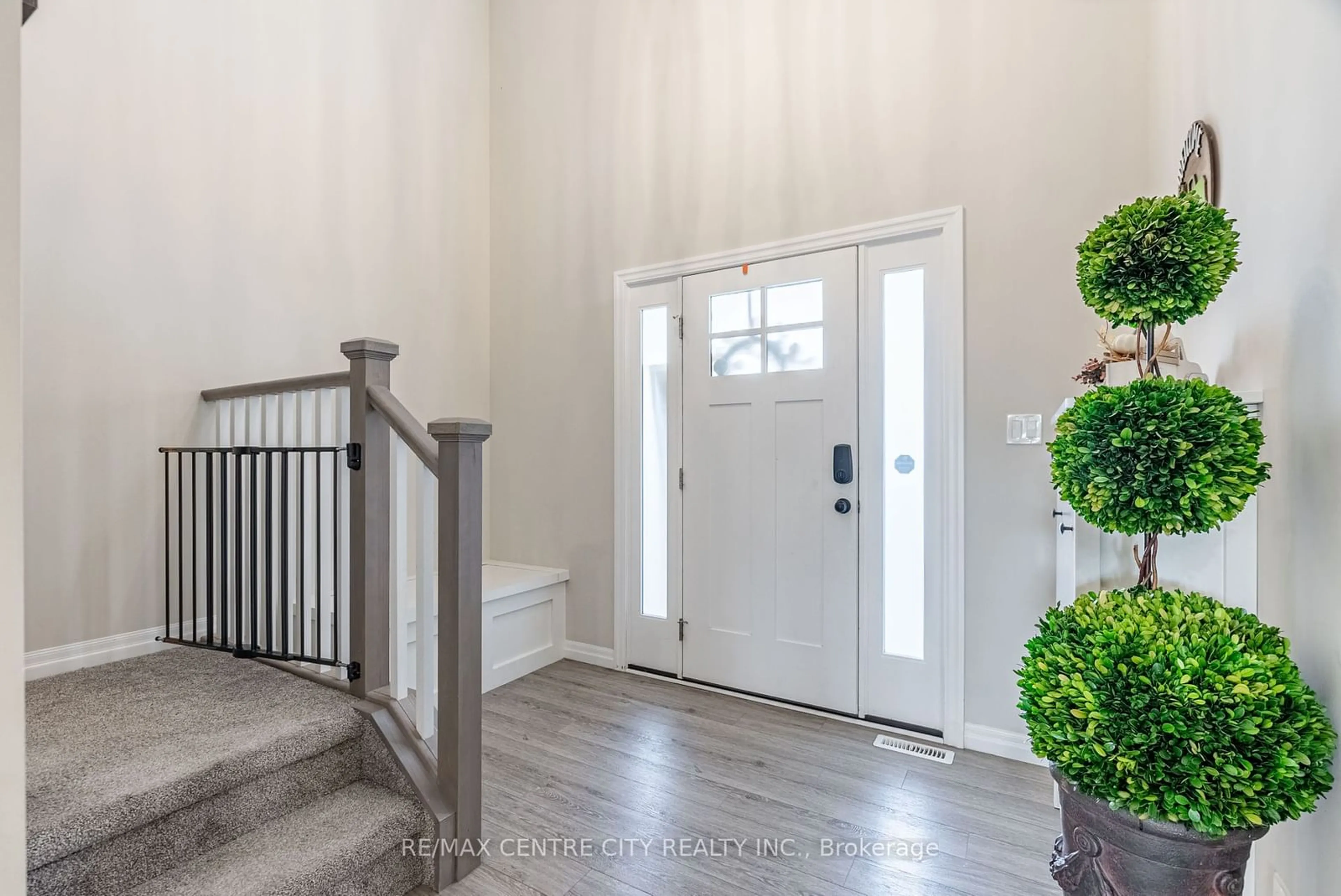 Indoor entryway for 40 Livingstone Dr, Tillsonburg Ontario N4G 0J3