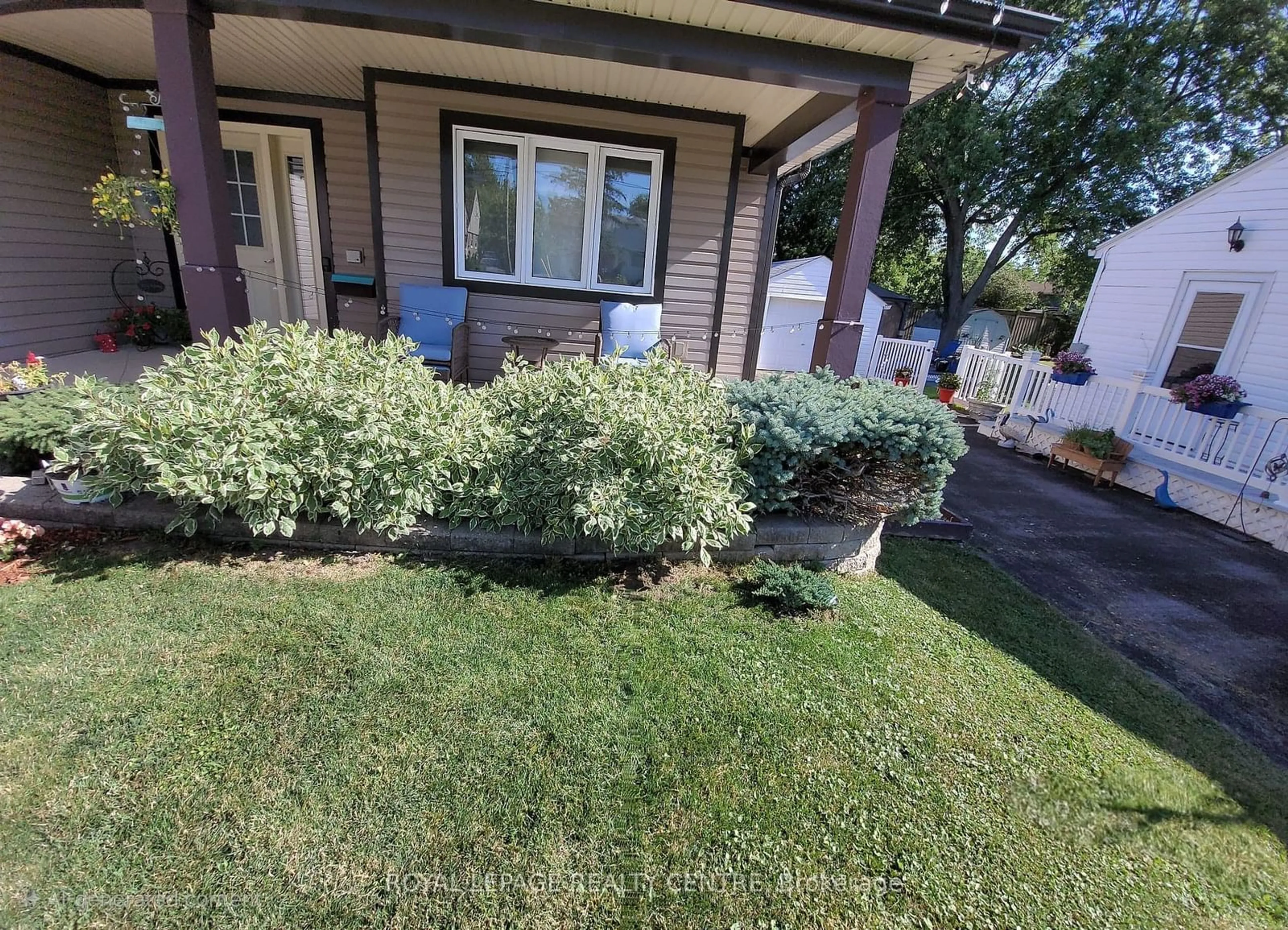 A pic from outside/outdoor area/front of a property/back of a property/a pic from drone, street for 336 Bowen Rd, Fort Erie Ontario L2A 2Y9