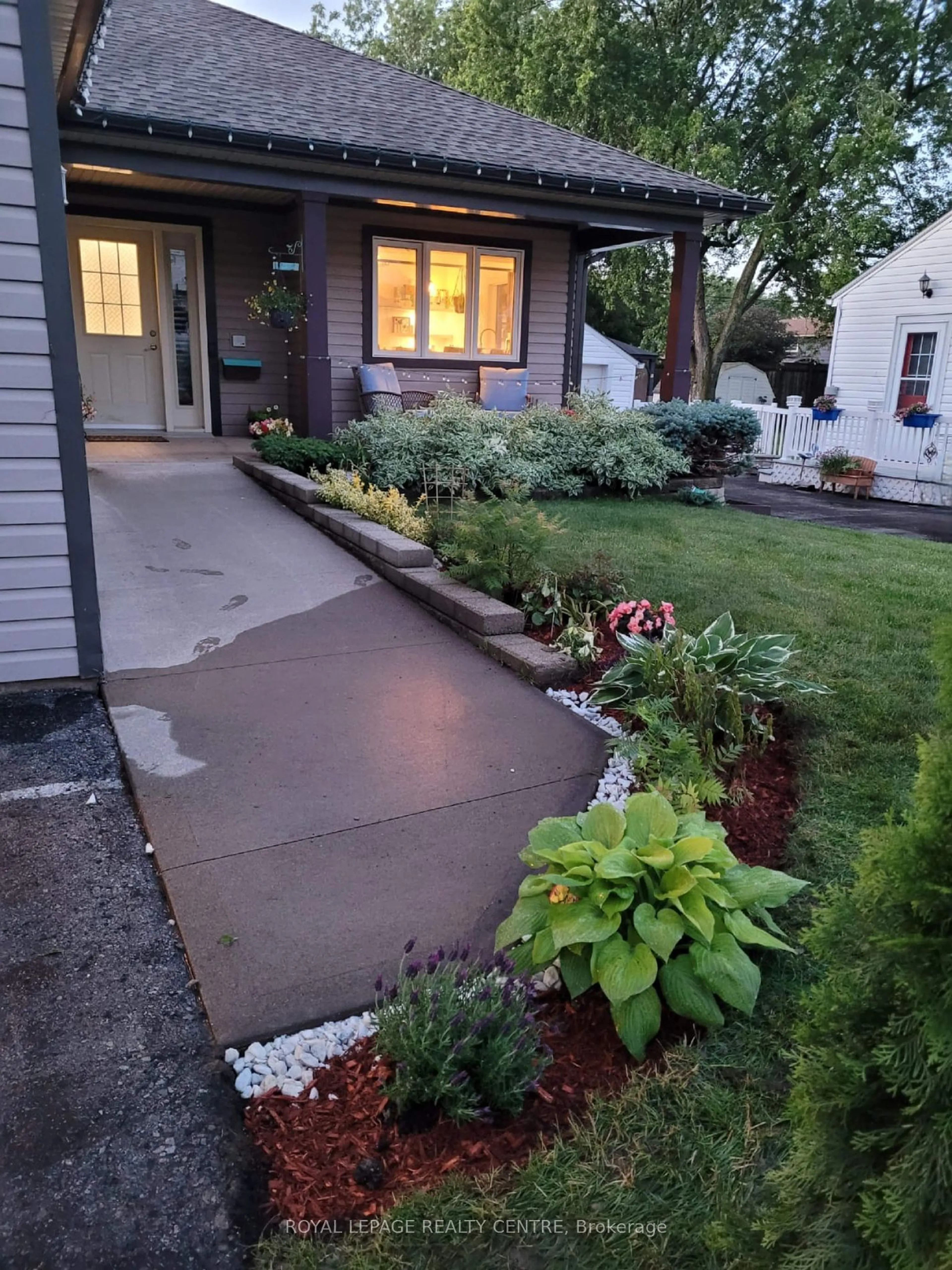 Indoor entryway for 336 Bowen Rd, Fort Erie Ontario L2A 2Y9