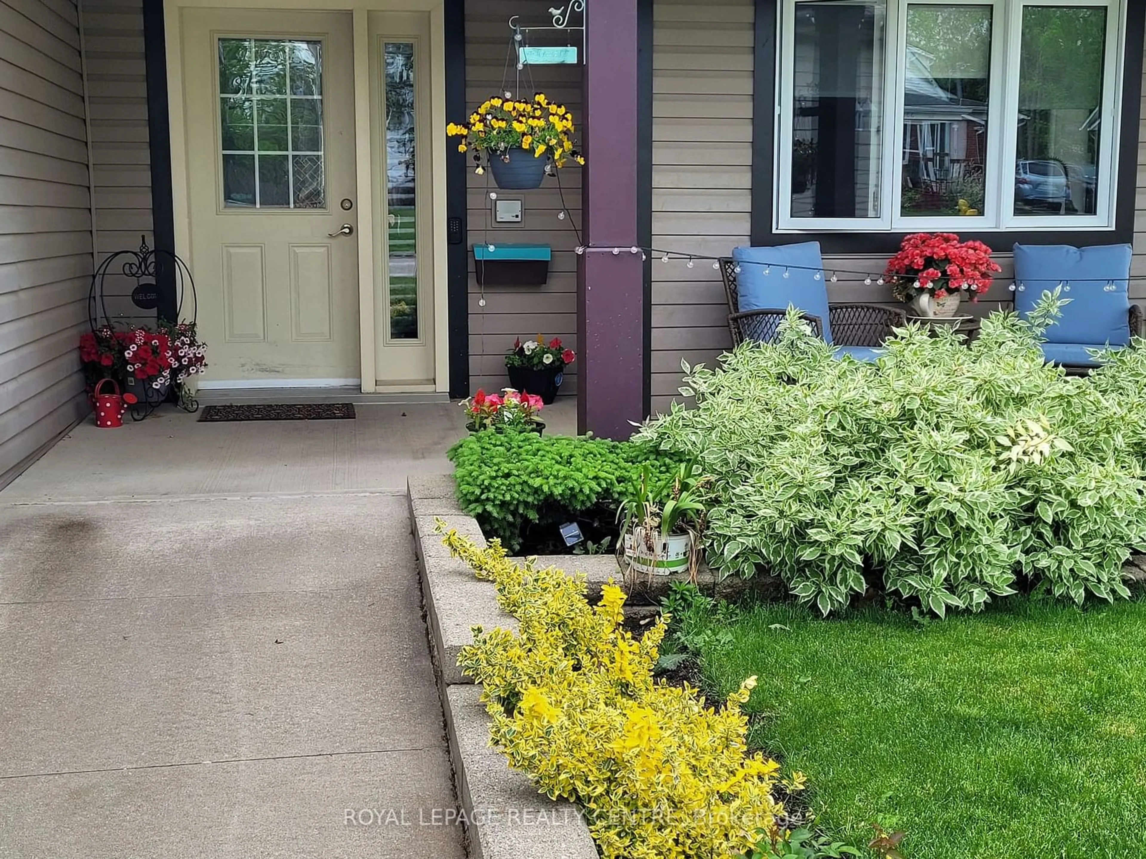 Indoor entryway for 336 Bowen Rd, Fort Erie Ontario L2A 2Y9