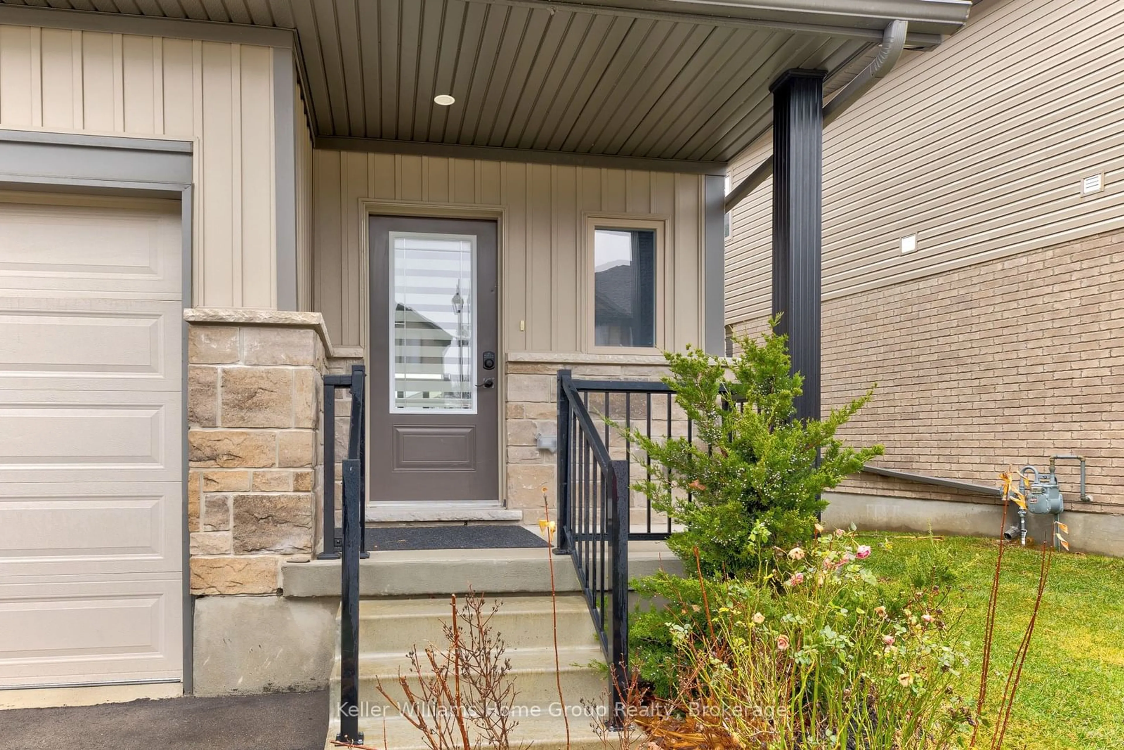 Indoor entryway for 1023 Devonshire Ave #5, Woodstock Ontario N4S 0E7