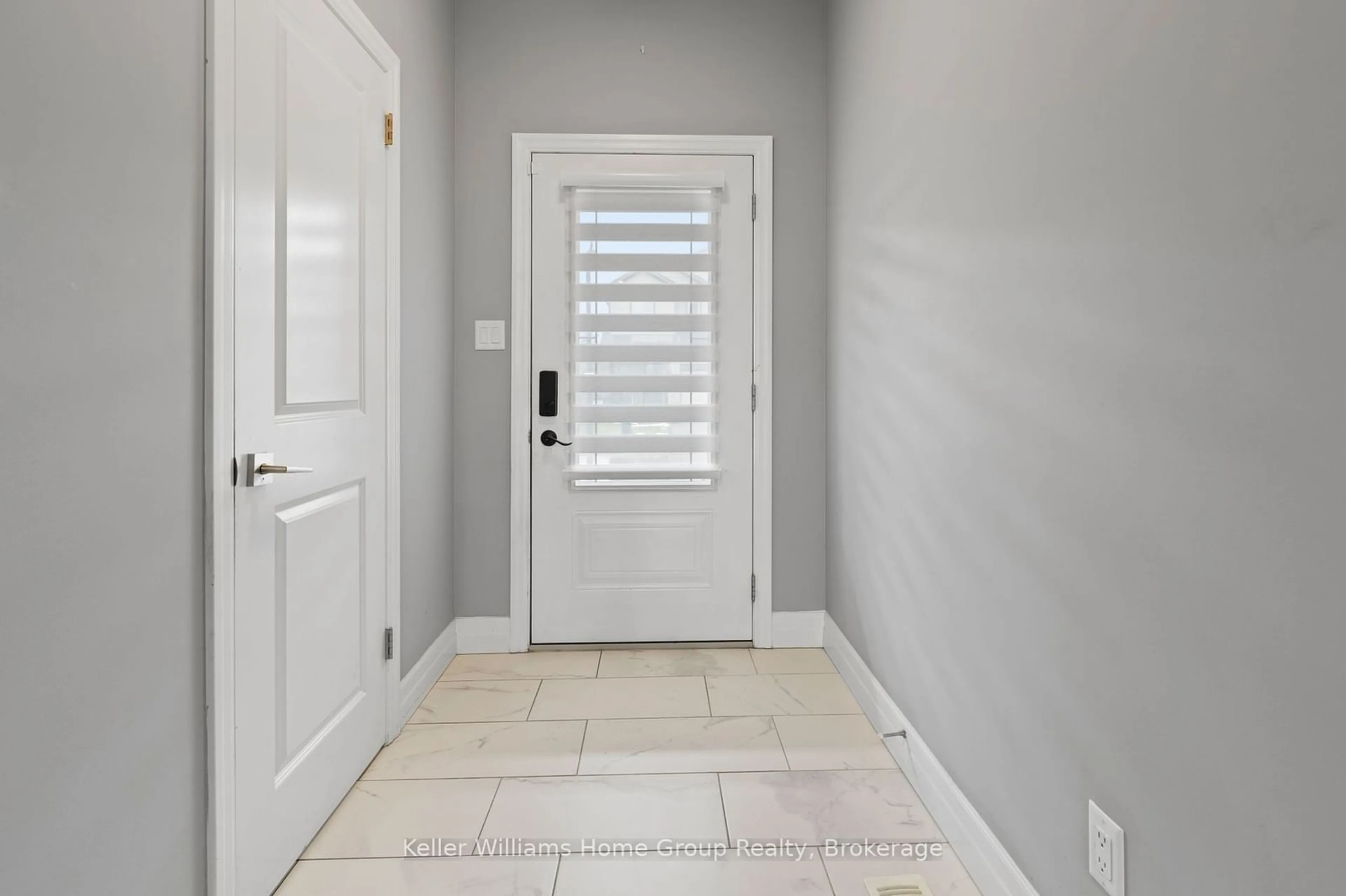 Indoor entryway for 1023 Devonshire Ave #5, Woodstock Ontario N4S 0E7