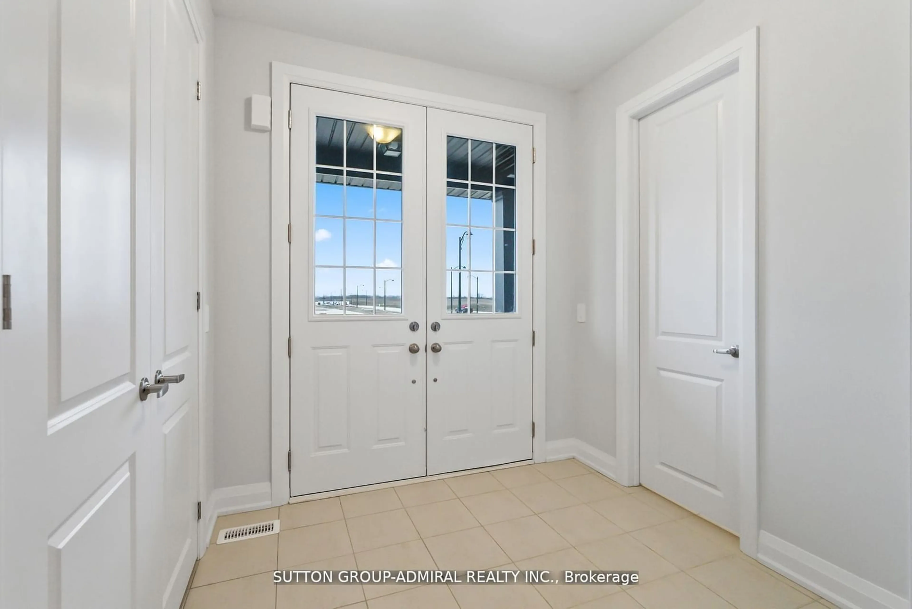 Indoor entryway for 32 Mckay Ave, Kawartha Lakes Ontario K9V 0R2