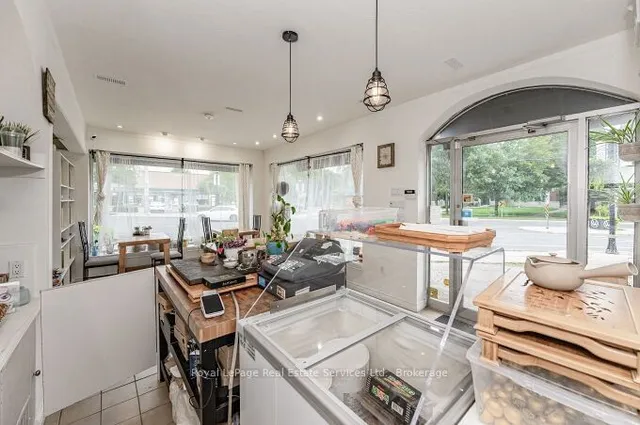 Additional property image - 925 King St