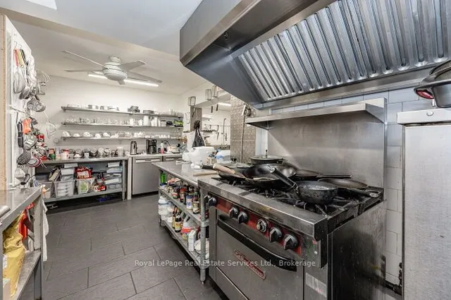 Additional property image - 925 King St